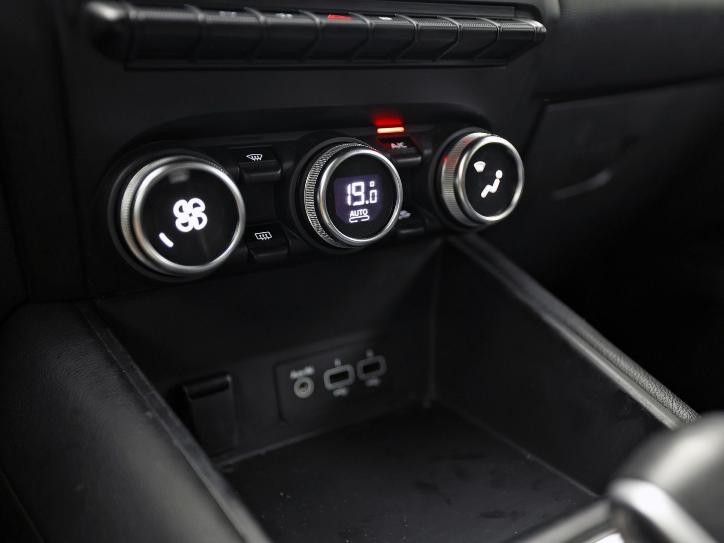 Renault Captur 1.6 E-Tech Plug-in Hybrid 160 Sport 160Pk Automaat (VIRTUAL COCKPIT, APPLE CARPLAY, GROOT NAVI, CAMERA, SPORTSTOELEN, LEDER, GETINT GLAS, LANE ASSIST, NIEUWSTAAT)