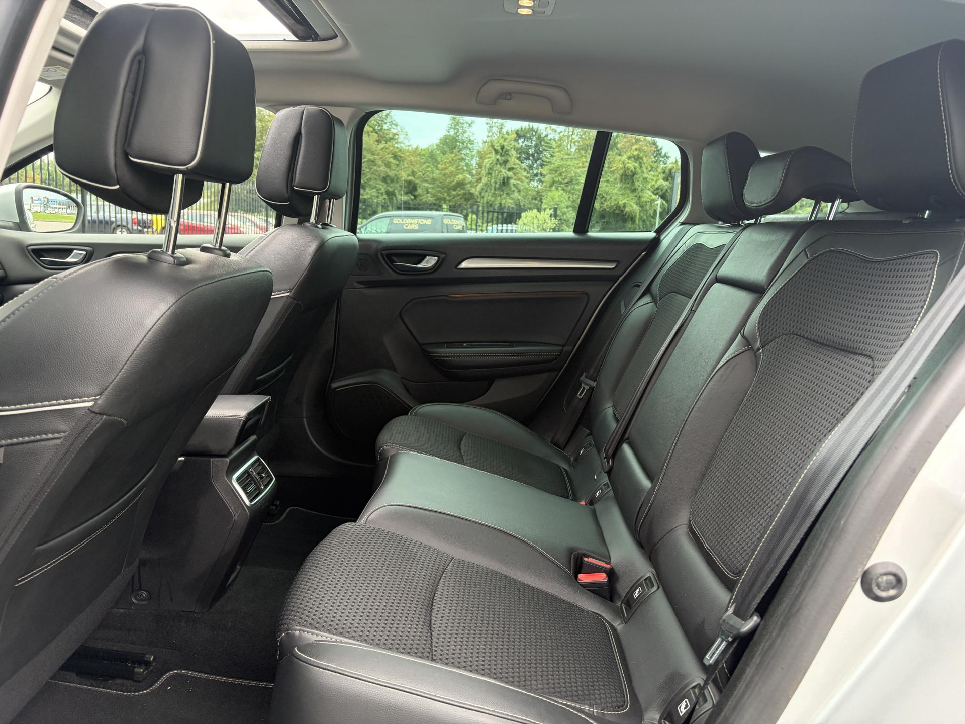 Renault Mégane Estate 1.2 TCe Bose ✓2 Eigenaar✓Pano✓Camera✓Net beurt gehad✓Navi✓Keyless✓Clima✓Cruise✓Leder✓131pk✓Pdc V+A✓6 Bak✓Rijstrooksensor✓Dodehoeksensor✓17'' Lm velgen✓N.A.P✓Apk tot 09-2027
