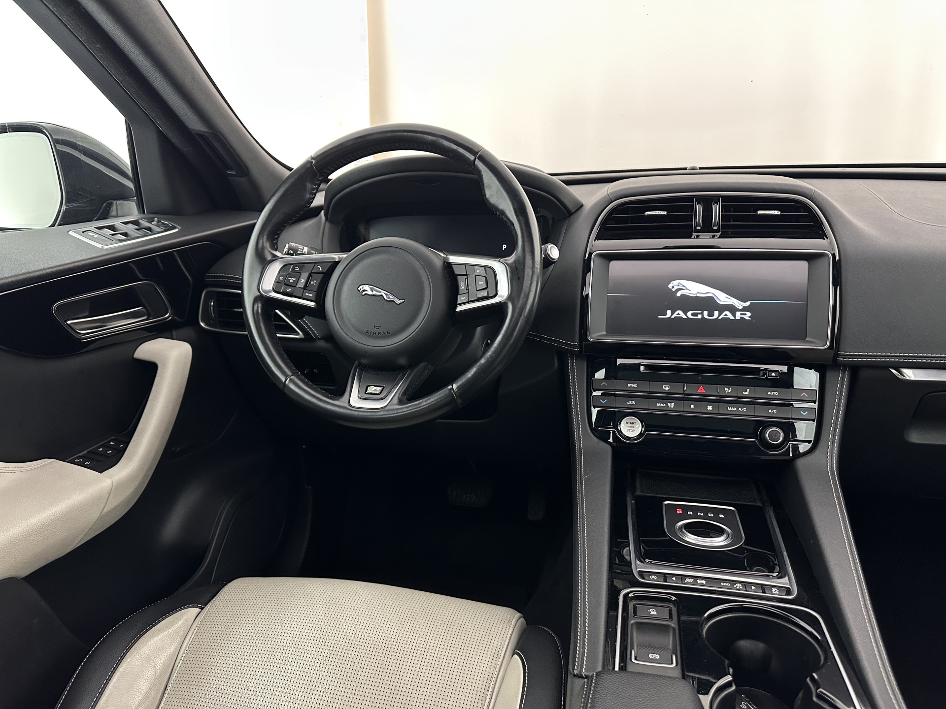 Jaguar F-PACE 3.0 S AWD R-Dynamic Aut *PANO | LEATHER | BLINDSPOT | FULL-LED | MERIDIAN-AUDIO | HEATED-SPORTSEATS | NAVI-FULLMAP | KEYLESS | CAMERA | CARPLAY | SHIFTPADDLES | PDC | LANE-ASSIST | MEMORY-PACK | DIGI-COCKPIT | .