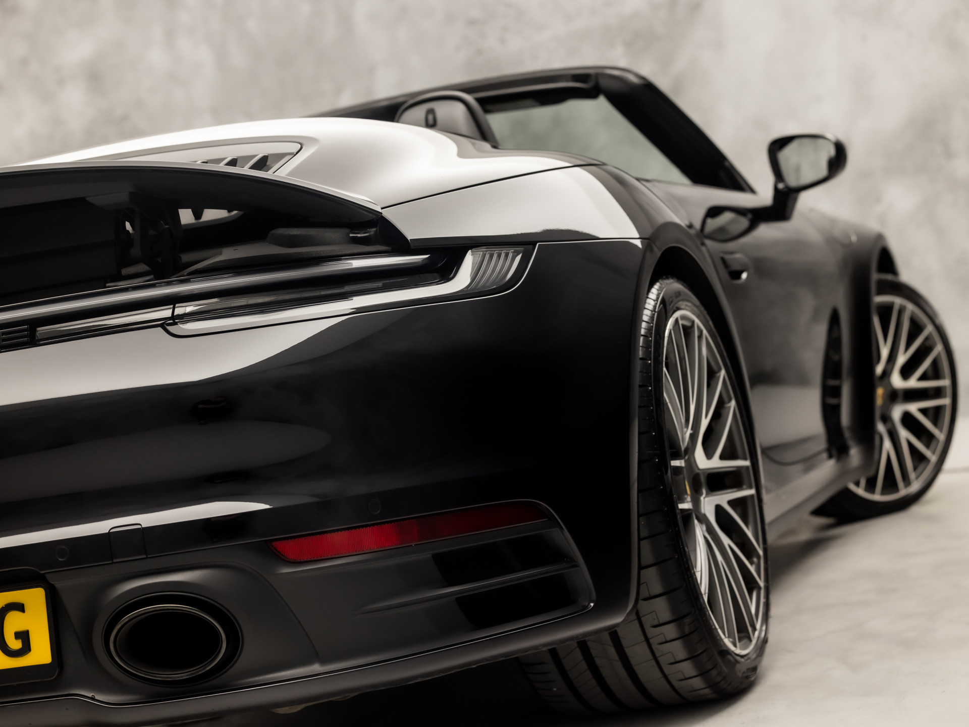 Porsche 911 Cabrio 3.0 Carrera 385Pk (SPORT CHRONO PAKKET, SPORTUITLAAT, BOSE AUDIO, LED MATRIX, APPLE CARPLAY, CAMERA, SFEERVERLICHTING, STOELVERWARMING, NIEUWSTAAT)