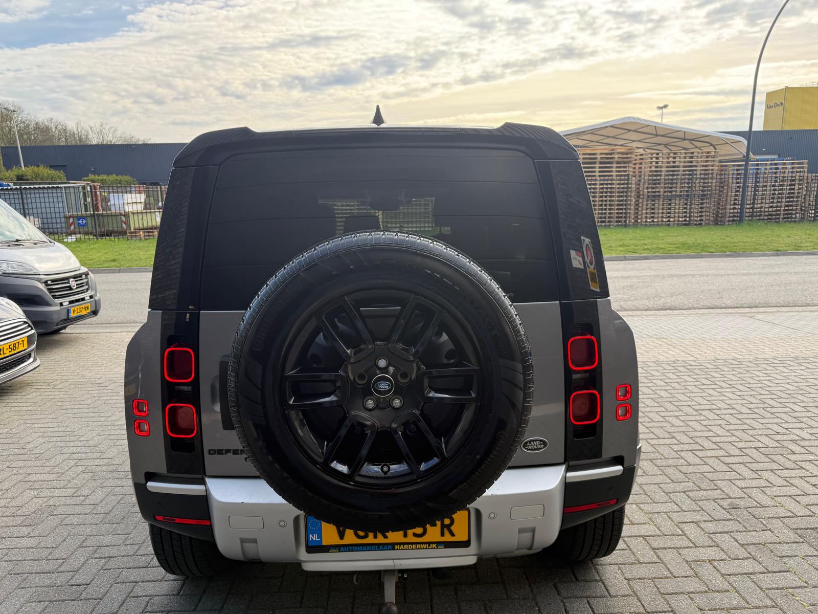 Land Rover Defender 2.0 D240 110 S | 3/6/12MND GARANTIE | GRIJSKENTEKEN| PANO | CRUISE | LED | CARPLAY | DAB | NAVI | LMV |