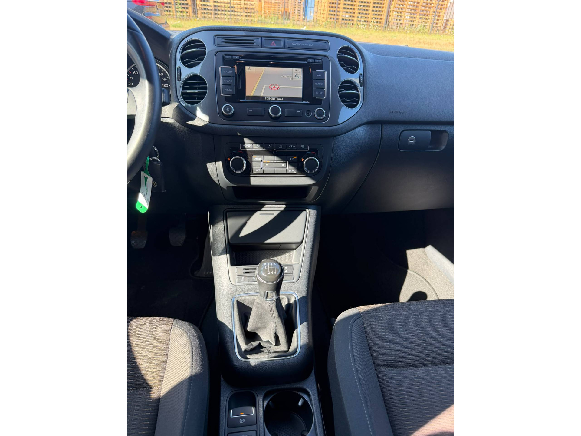 Volkswagen Tiguan 1.4 TSI Sport&Style | 1E EIGENAAR |3/6/12 MND GARANTIE | NAVI | PDC | TREKHAAK | NL AUTO |