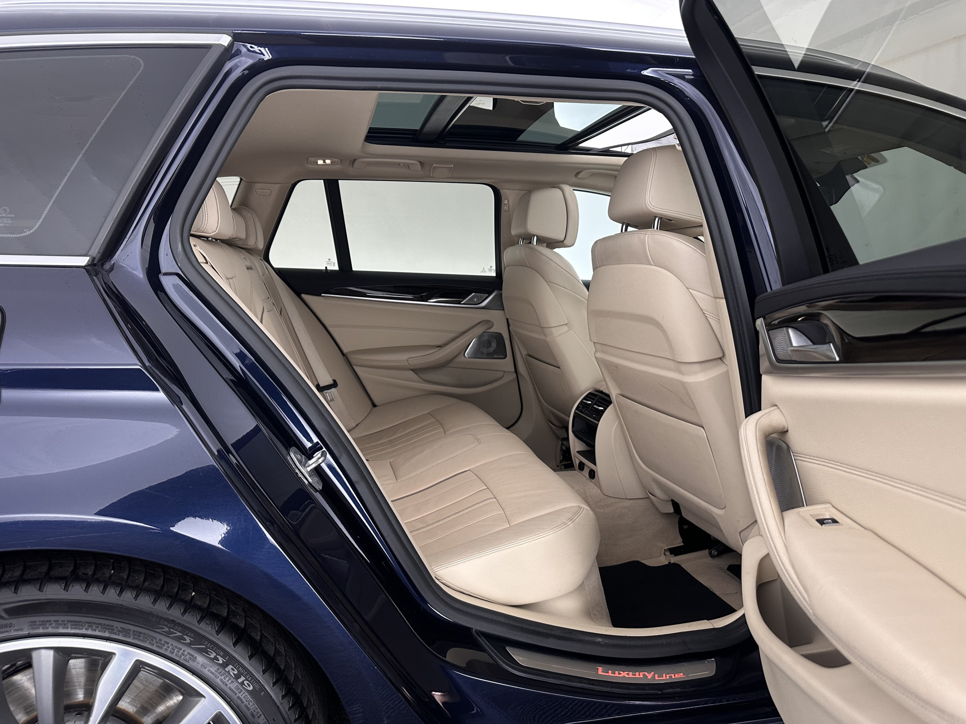 BMW 5-serie Touring 530d High Executive Luxury-Line Aut. *PANO | BOWERS-WILKINS | LEATHER | FULL-LED | ADAPTIVE-CRUISE | BLINDSPOT | MEMORY-PACK | TOPVIEW | HEAD-UP | HEATED-COMFORTSEATS | DIGI-COCKPIT | NAVI-FULLMAP | TOWBAR | 19''ALU*