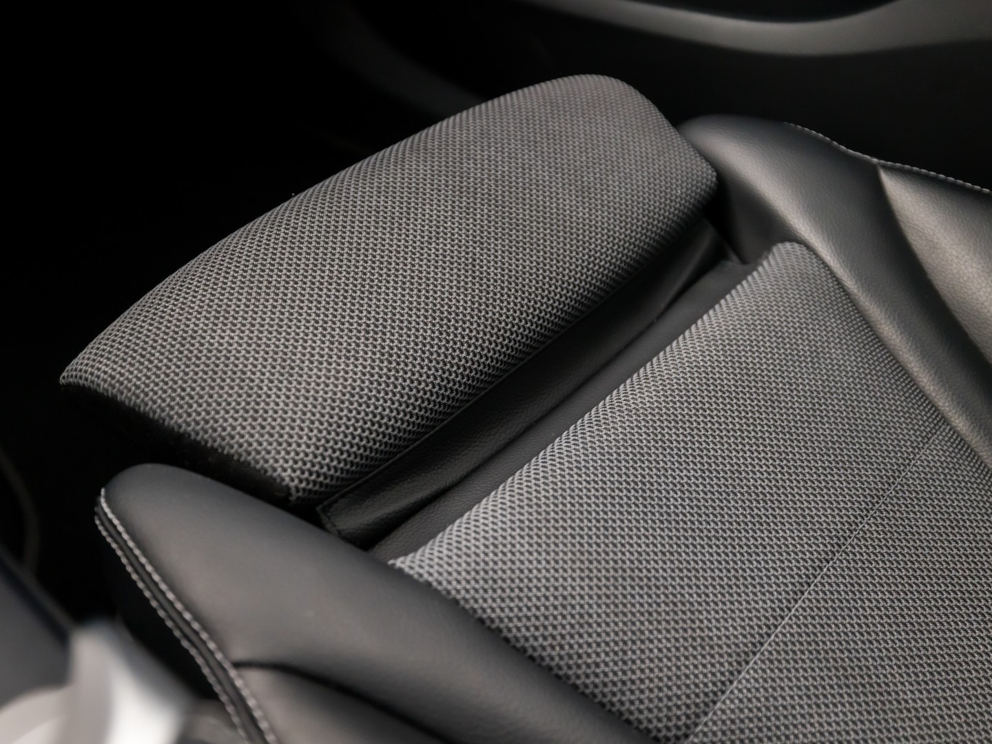 Mercedes-Benz C-Klasse 180 Sport 156Pk Automaat (NAVIGATIE, LEDER, SFEERVERLICHTING, GETINT GLAS, STOELVERWARMING, SPORTSTOELEN, CRUISE, NIEUWE APK, NIEUWSTAAT)
