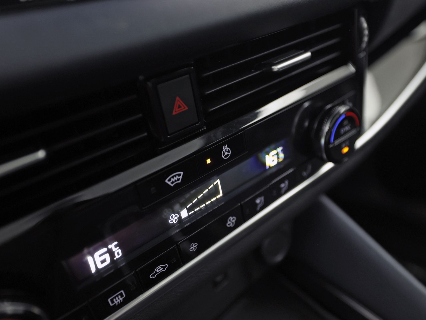 Nissan Qashqai 1.3 MHEV Xtronic Premiere Edition 158Pk Automaat (PANORAMADAK, VIRTUAL COCKPIT, APPLE CARPLAY, GROOT NAVI, 360 CAMERA, LEDER, SPORTSTOELEN, STOELVERWARMING, GETINT GLAS, ADAPTIVE CRUISE, NIEUWSTAAT)