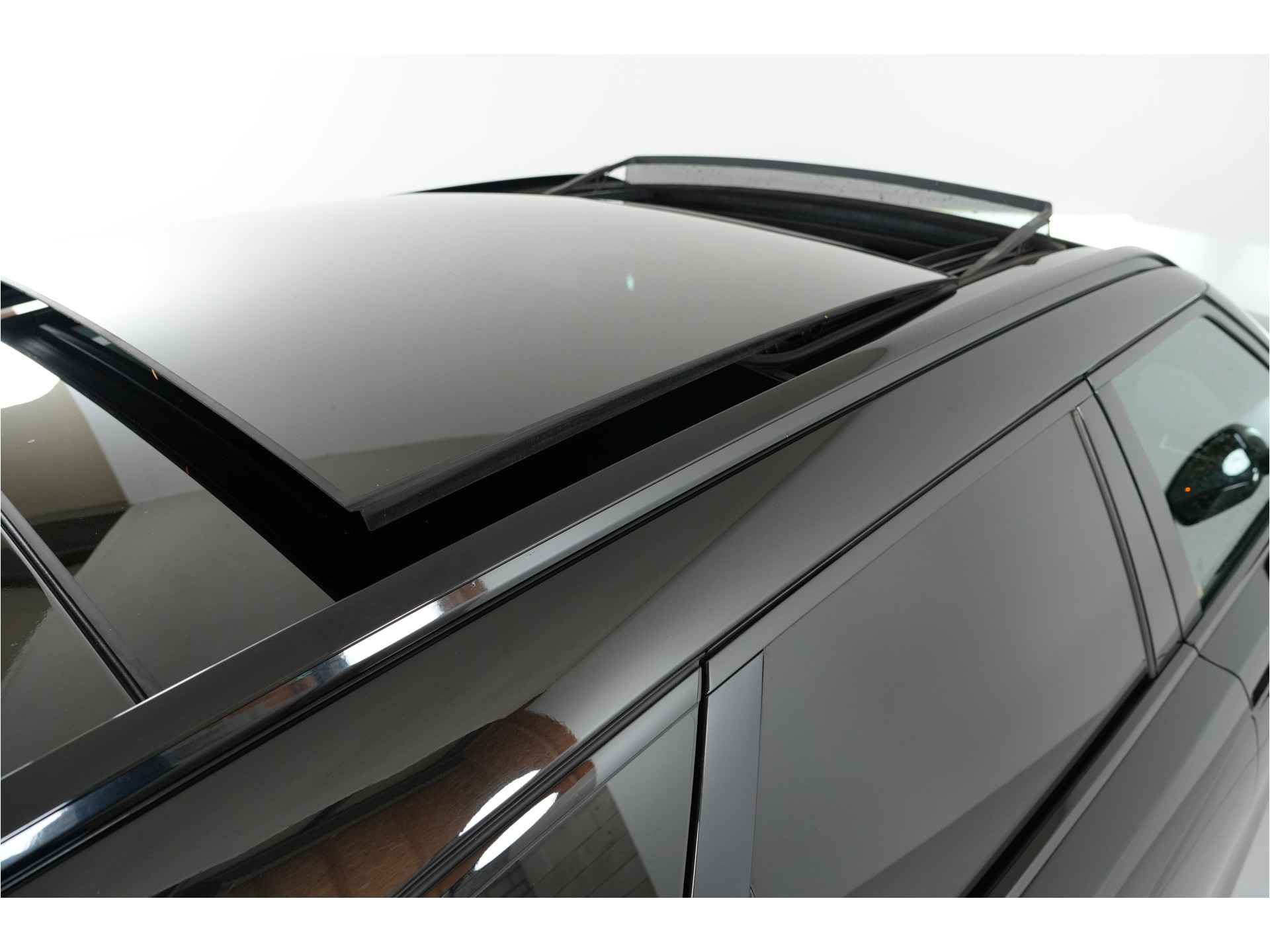 Land Rover Range Rover Velar 2.0 I4 Turbo 300 pk AWD R-Dynamic SE | Pano | Trekhaak | El. Stl. verst. | Massage | Leder | Inparkeer |e | Stl. verw. |