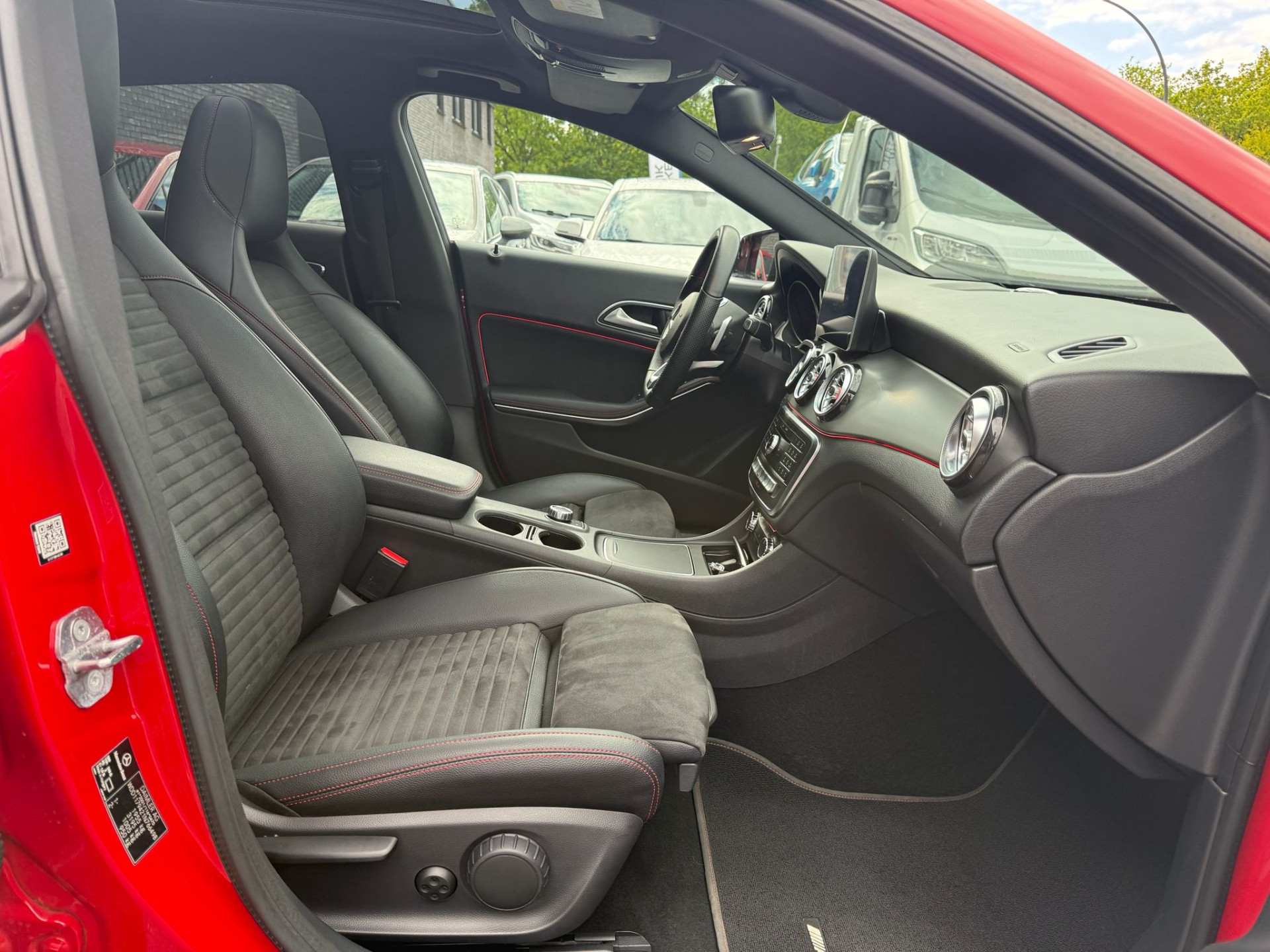 Mercedes-Benz CLA-klasse Shooting Brake 180 | 3/6/12MND GARANTIE| NAVI | PANO DAK | NAVI | CAMERA |