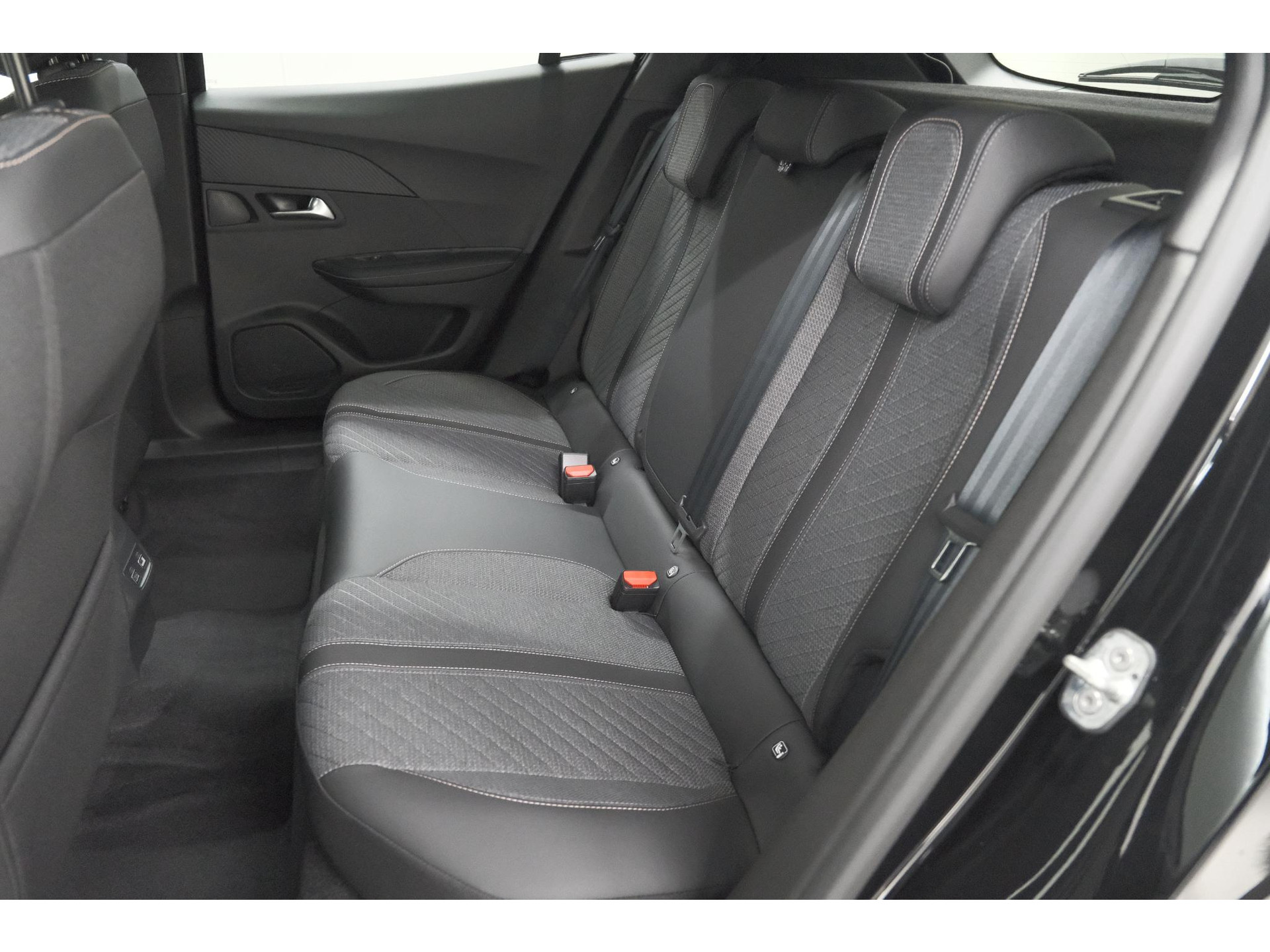 Peugeot e-2008 EV Allure 54 kWh | 11 KW Lader | Warmtepomp | Apple Carplay | Parkeersensoren