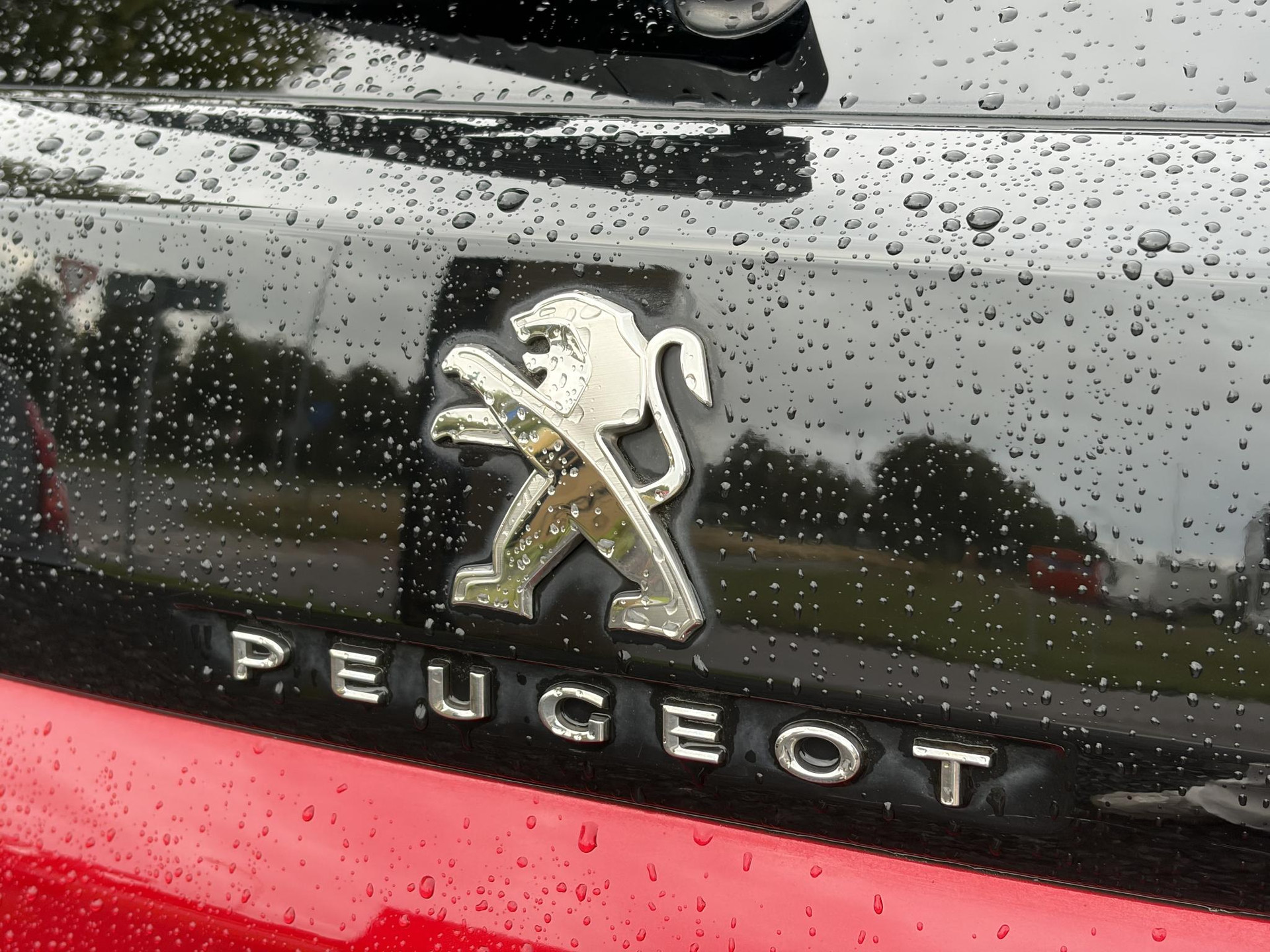 Peugeot 3008 1.2 PureTech GT Line ✓D-riem vv in 2026✓1e Eigenaar✓360 ° Camera✓Pano✓Massage stoel✓Draadloze telefoonlader✓Carplay✓Stoelvw✓Keyless✓Leder✓Navi✓Pdc V+A✓6 Bak✓Dealer Onderhouden✓Rijstrooksensor✓Dodehoeksensor✓19'' Lmv✓N.A.P✓Apk tot 09-2027