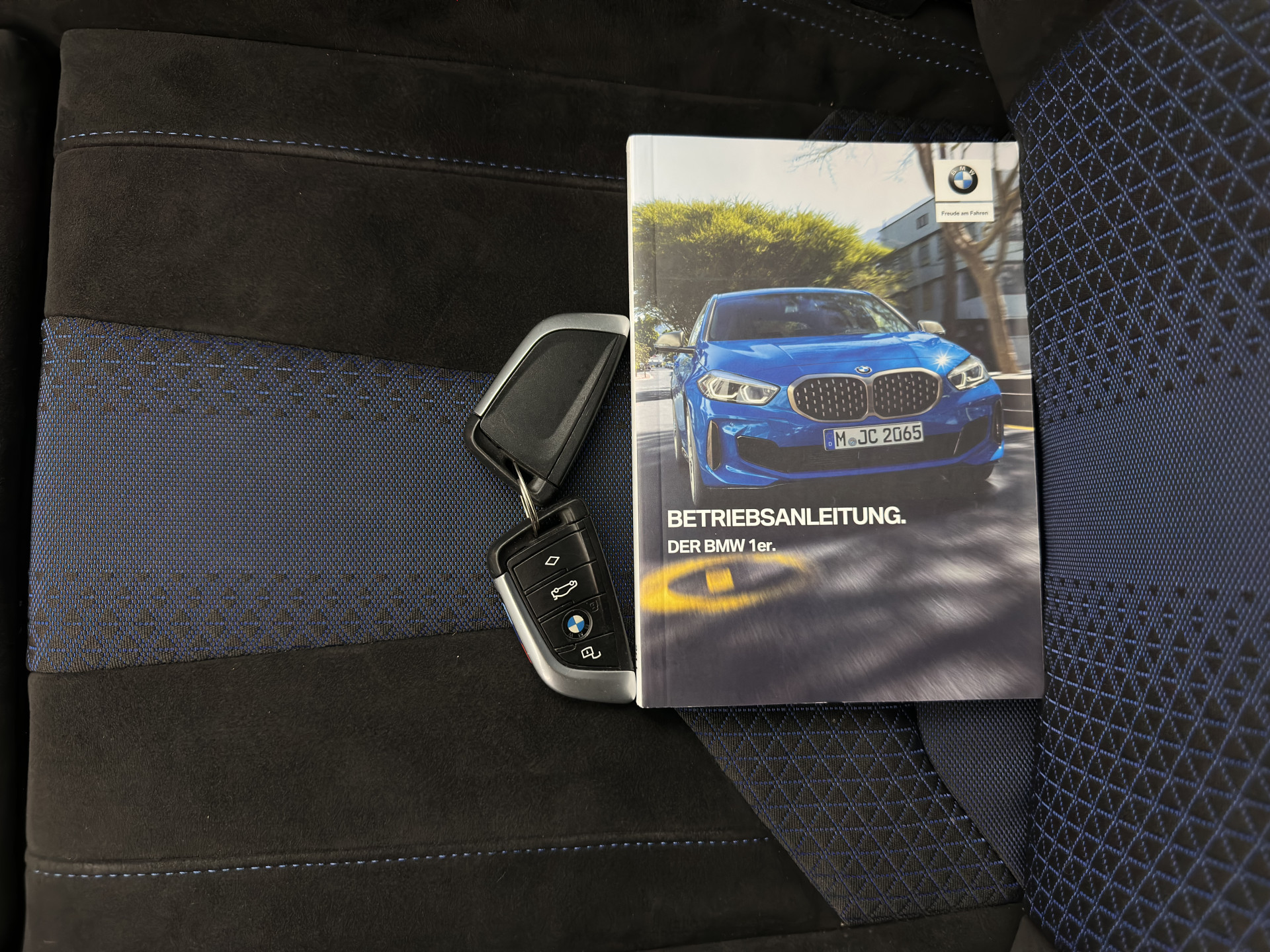 BMW 1-serie M135i xDrive M-Sportpack High Executive Aut. *ALCANTARA-MICROFIBRE | FULL-LED | HEATED-SPORTSEATS | SHIFT-PADDLES | DIGI-COCKPIT | HEAD-UP | NAVI-FULLMAP | DAB+ | PRIVACY-GLASS | AMBIENT-LIGHT | CARBON-INLAY | CARPLAY | 19''ALU*