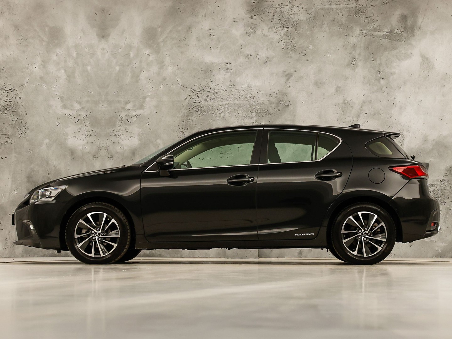 Lexus CT 200h Business Launch Edition Automaat (NAVIGATIE, CAMERA, ALCANTARA, SPORTSTOELEN, KEYLESS, ADAPTIVE CRUISE, NIEUWSTAAT)