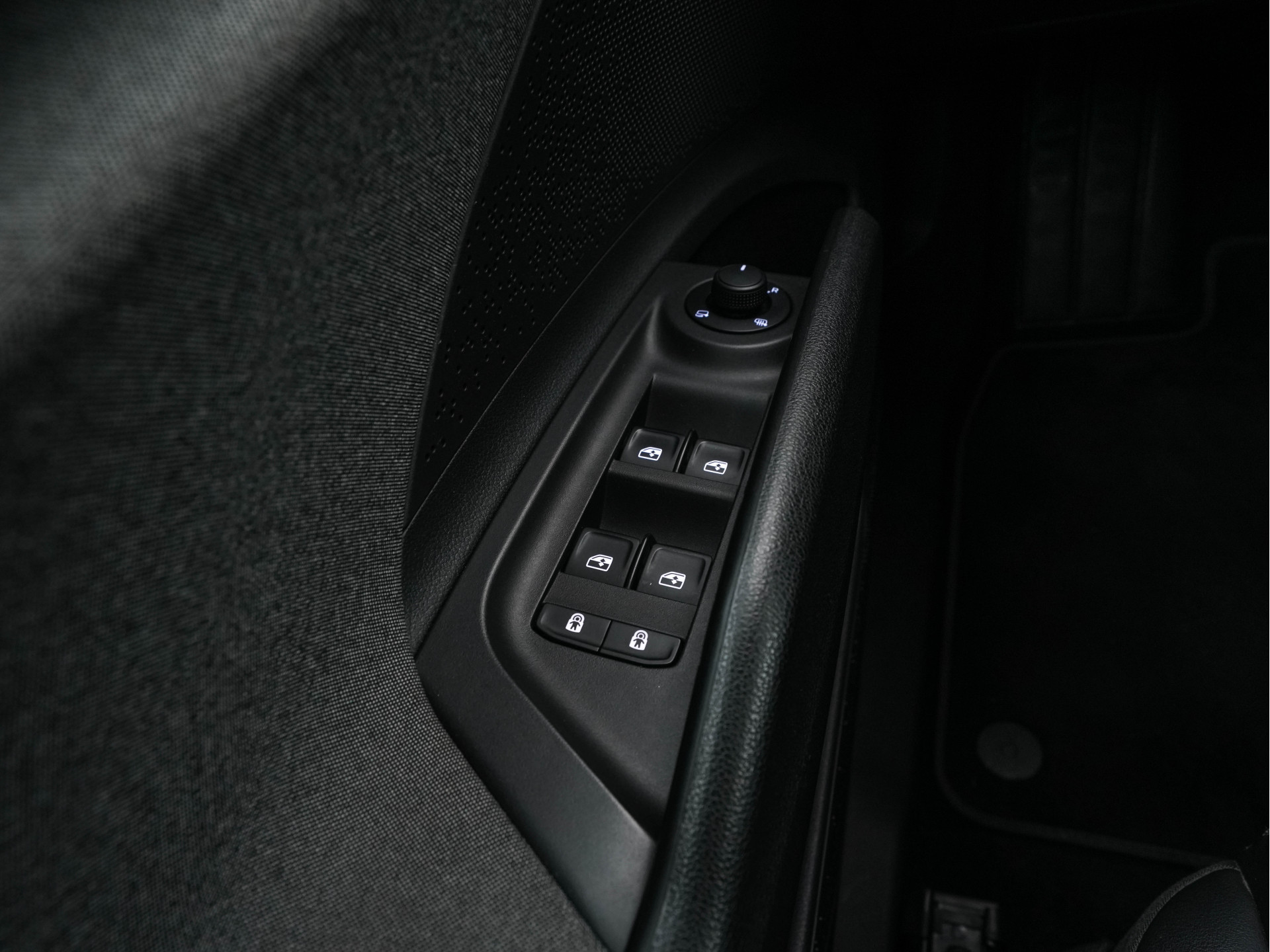 ŠKODA Enyaq iV 80 [ 3-Fase ] {SOH-88% } (INCL-BTW) *LEATHER-FABRIC | FULL-LED | DIGI-COCKPIT | CAMERA | KEYLESS | NAVI-FULLMAP | AMBIENT-LIGHT | ECC | HEATED-COMFORTSEATS | DAB+ | PDC | CRUISE | CARPLAY | TOWBAR | 19"ALU*