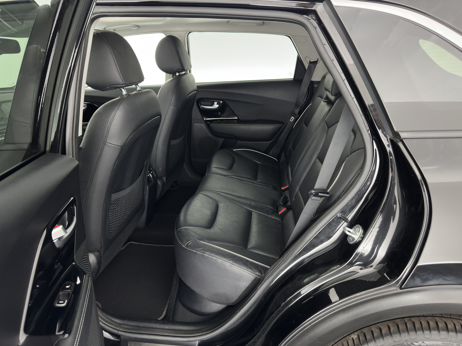 Kia e-Niro ExecutiveLine 64 kWh [ 3-Fase ] {SOH-100%} (INCL-BTW) Aut. *PANO | LEATHER | JBL-AUDIO | FULL-LED | NAVI-FULLMAP | DAB | ADAPTIVE-CRUISE | CAMERA | MEMORY-PACK | LANE-ASSIST | CCS-FASTLOADER | KEYLESS | DIGI-COCKPIT | 17"ALU*