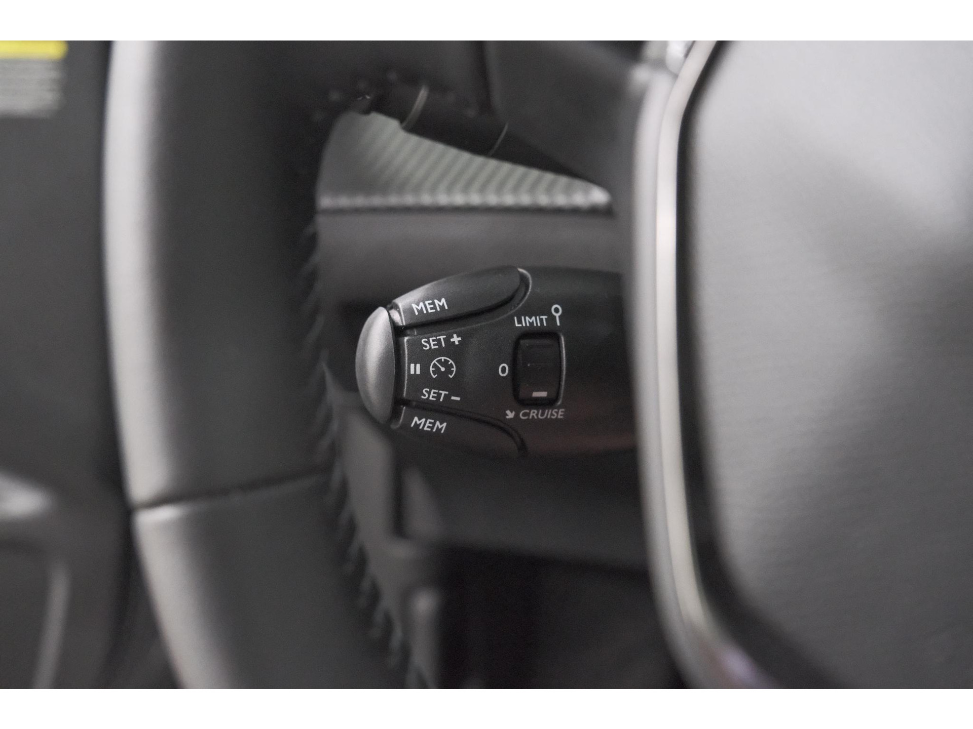 Peugeot e-2008 EV Allure 54 kWh | 97,2% SOH | 11 KW Lader | Apple Carplay | Parkeersensoren