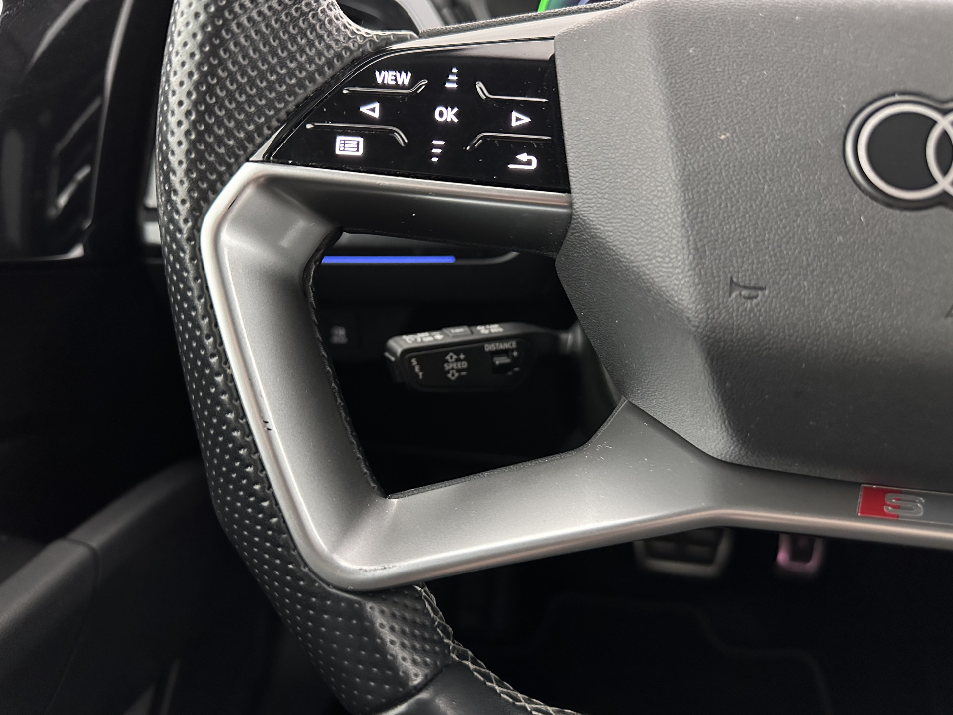 Audi Q4 e-tron 40 S-edition 77 kWh [ 3-Fase-11kW ] {SOH-89%} (INCL-BTW) *HEATPUMP | LEATHER-FABRIC | MATRIX-LED | ADAPTIVE-CRUISE | HEATED-SPORTSEATS | AMBIENTLIGHT | DIGI-COCKPIT | CAMERA | KEYLESS | DAB+ | NAVI-FULLMAP | TOWBAR | PRIVACYGLASS | 20"AL