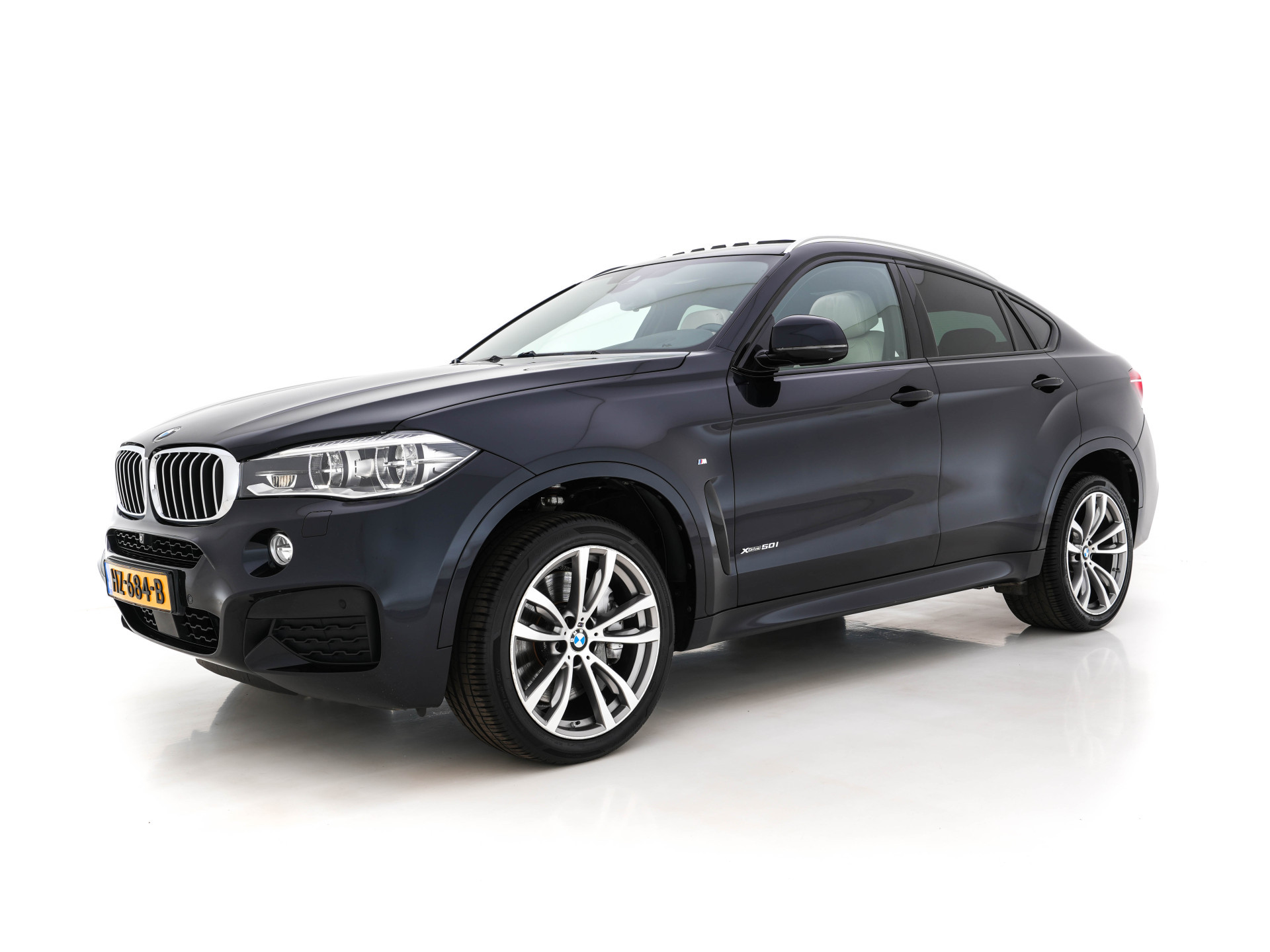 BMW X6 xDrive50i High-Executive M-Sportpack Aut. *PANO | HEAD-UP | TWO-COLOUR-LUXURYLEATHER | FULL-LED | MEMORY-PACK | HARMAN/KARDON-SOUNDSYSTEM |  | BLIND-SPOT | KEYLESS | CAMERA | COMFORT-SEATS | SOFT-CLOSE | 20''ALU*