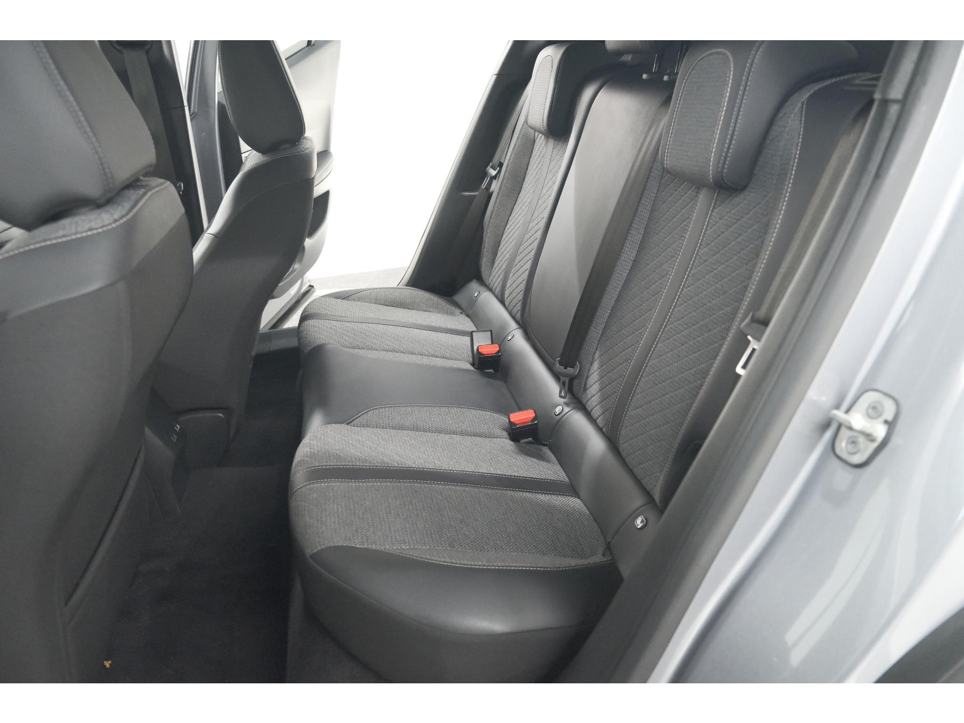 Peugeot 2008 Hybrid 136 e-DCS6 Allure | 360 Camera | Adaptieve Cruise Control | Dodehoekdetectie | Navigatie