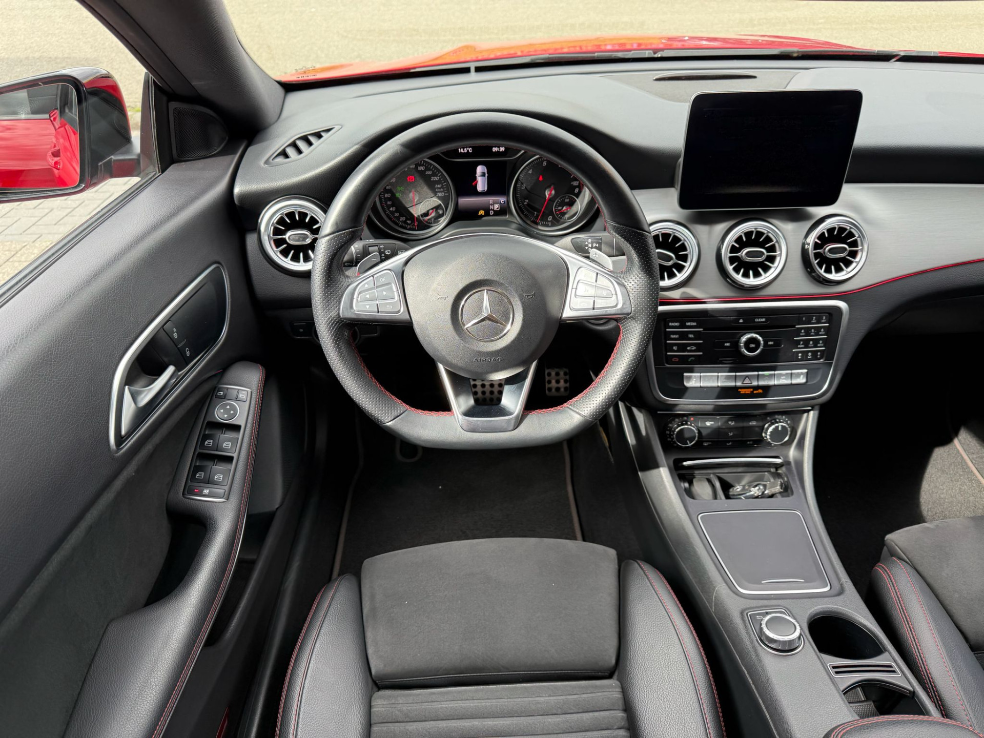 Mercedes-Benz CLA-klasse Shooting Brake 180 | 3/6/12MND GARANTIE| NAVI | PANO DAK | NAVI | CAMERA |