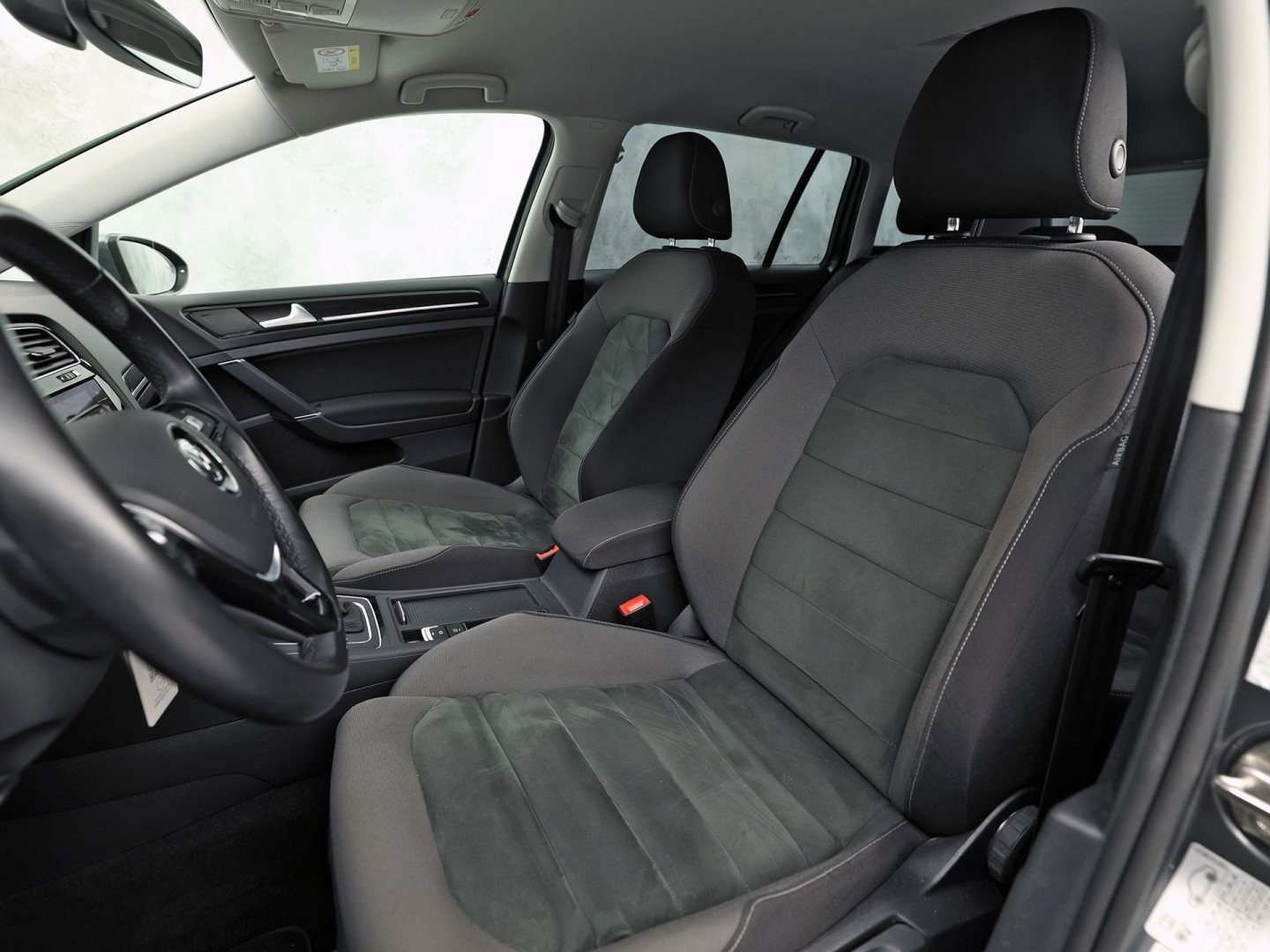 Volkswagen Golf Variant 1.5 TSI Highline 150Pk Automaat (VIRTUAL COCKPIT, APPLE CARPLAY, ALCANTARA, CAMERA, TREKHAAK, SPORTSTOELEN, GETINT GLAS, ADAPTIVE CRUISE, TREKHAAK, NIEUWSTAAT)