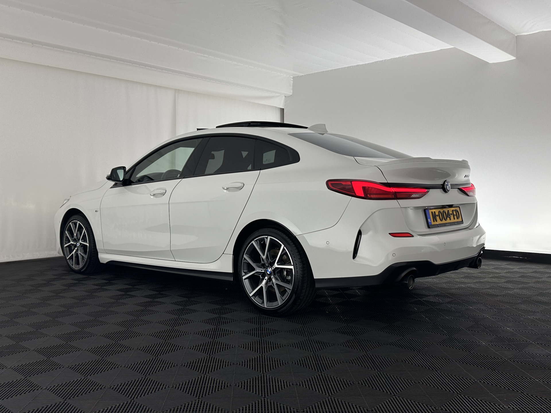 BMW 2-serie Gran Coupé 220i M-Sportpack Business Edition (INCL-BTW) Aut. *PANO | MICROFIBRE-SPORTSEATS | FULL-LED | DIGI-COCKPIT | CAMERA | NAVI-FULLMAP | HIFI-SOUND | DAB+ | ECC | PDC | CRUISE | CARPLAY | KEYLESS | PRIVACYGLASS | 18"ALU*