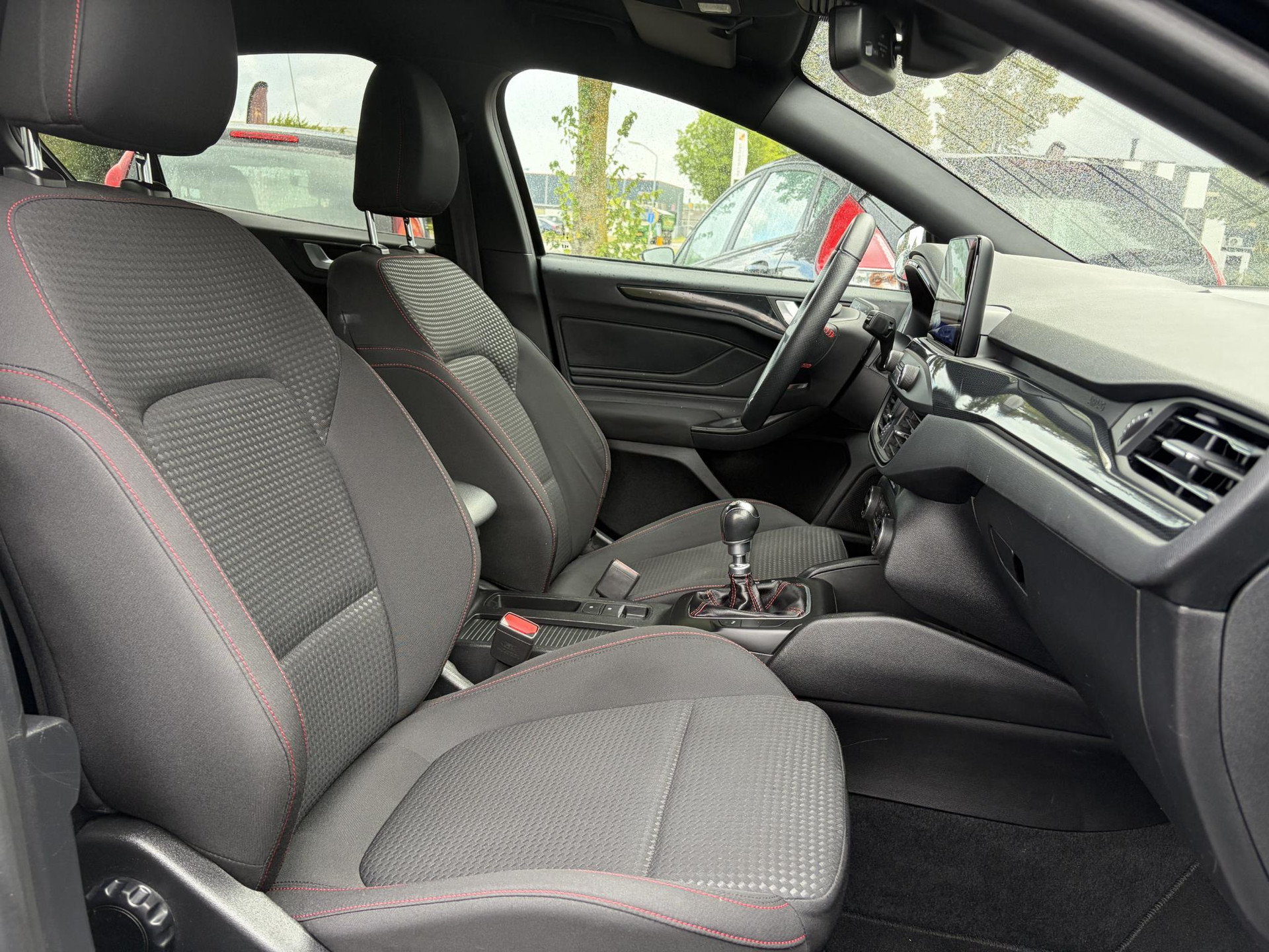 Ford Focus 1.0 EcoBoost ST Line Business 2e Eigenaar l Navi l Clima l Cruise l 125pk l Keyless l Pdc V+A l 18 '' Lmv  l N.A.P l Apk tot 02-2028