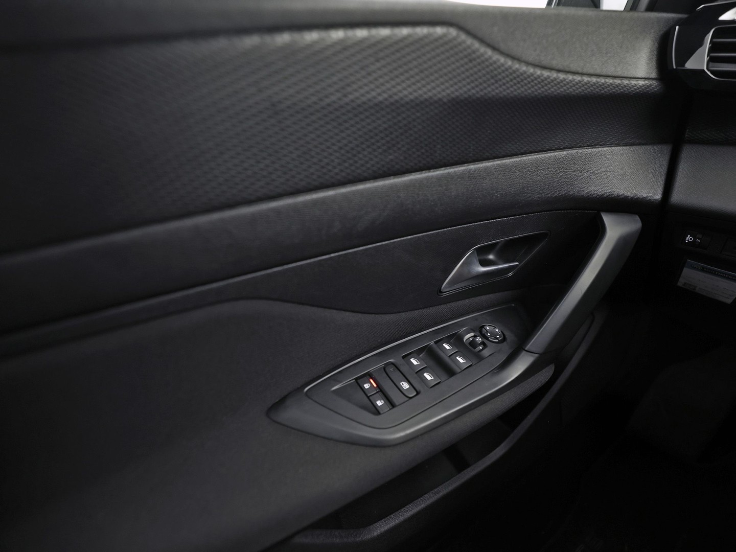 Peugeot 308 SW 1.2 PureTech Active Sport (VIRTUAL COCKPIT, APPLE CARPLAY, GROOT NAVI, SPORTSTOELEN, STOELVERWARMING, PARKEERSENSOREN, LANE ASSIST, CRUISE, NIEUWSTAAT)