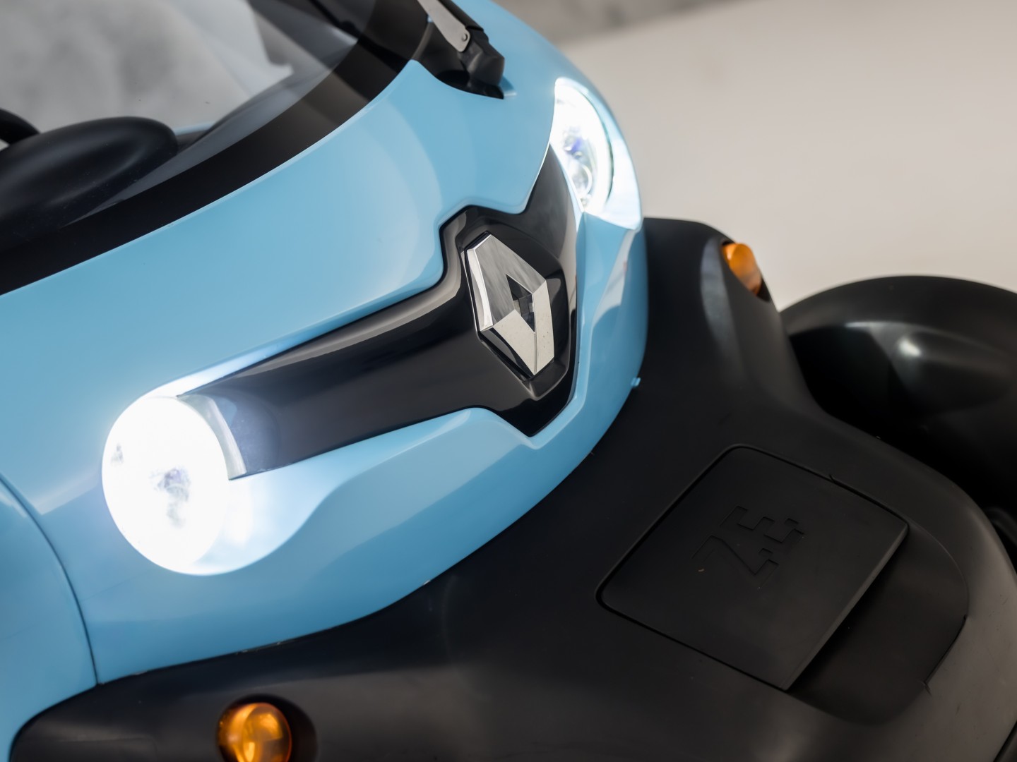 Renault Twizy Life (45 KMH, BROMMER KENTEKEN, ZWART LEDER, PARKEERSENSOREN, SPORTSTOEL, NIEUWSTAAT)