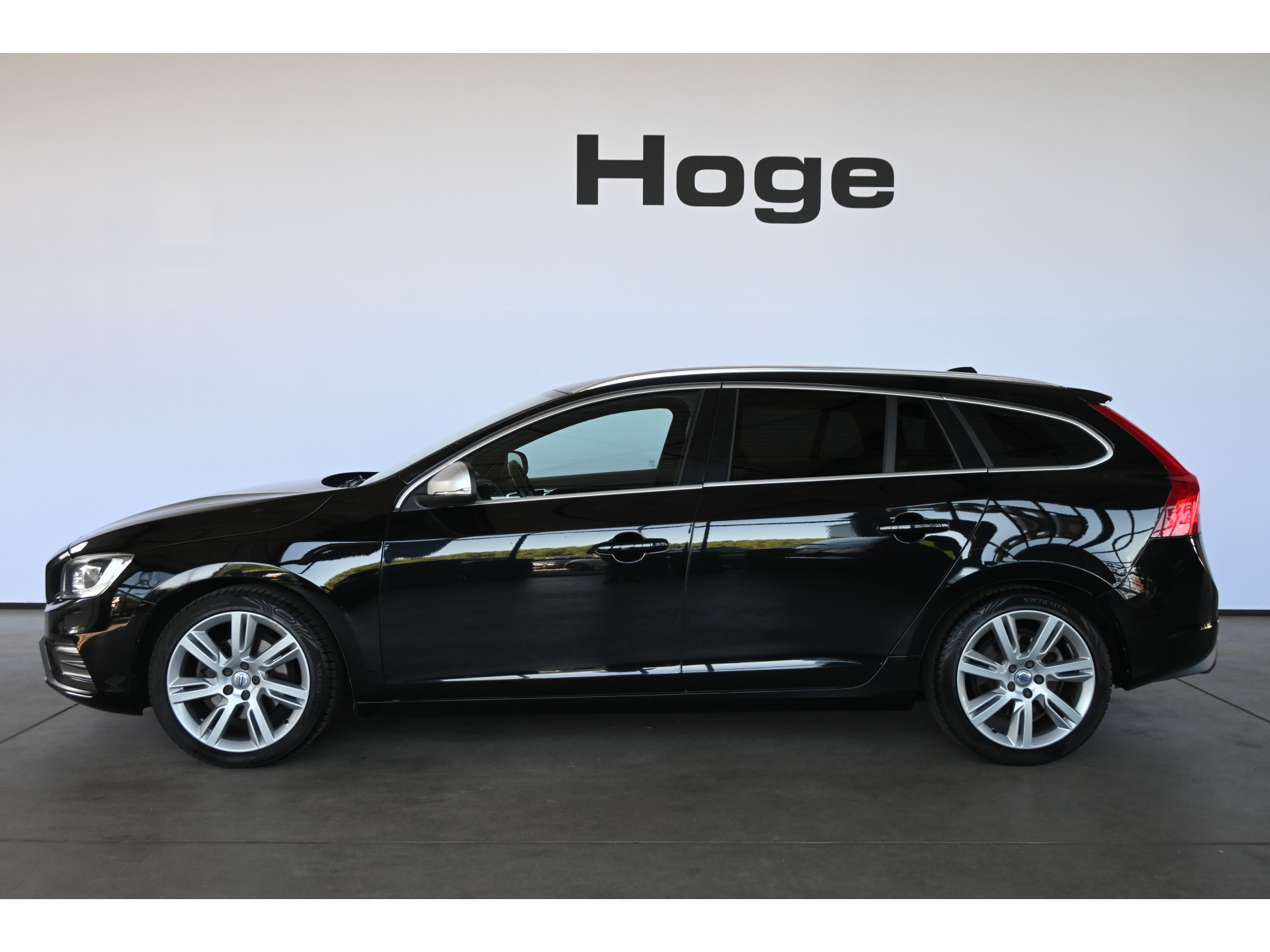 Volvo V60 2.0 D3 Nordic R-Design Automaat Clima Trekhaak Navigatie Cruise control Inruil Mogelijk!