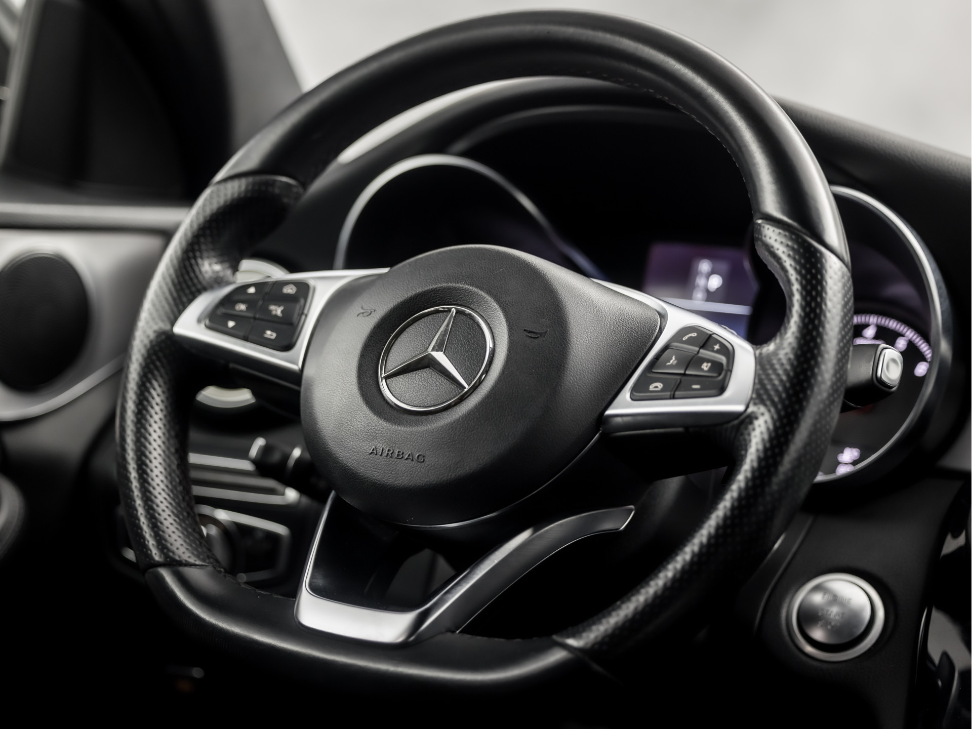 Mercedes-Benz C-Klasse 180 AMG Sport 156Pk Automaat (NAVIGATIE, CAMERA, LEDER, ZWART HEMEL, STOELVERWARMING, SPORTSTOELEN, GETINT GLAS, NIEUWSTAAT)