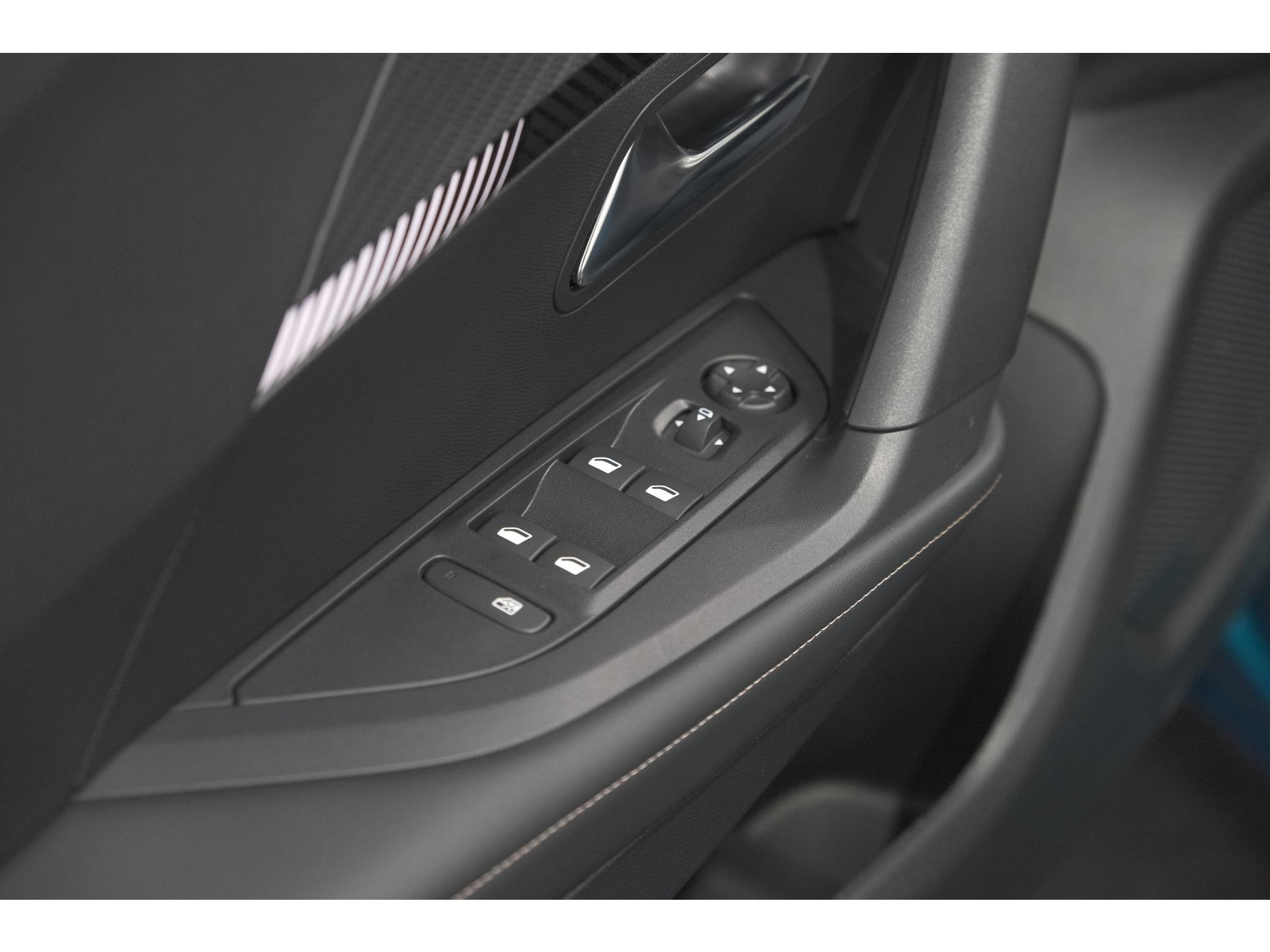 Peugeot e-2008 EV Allure Avantage 54 kWh | SOH 97,7% | 11 KW Lader | Apple Carplay | Parkeersensoren