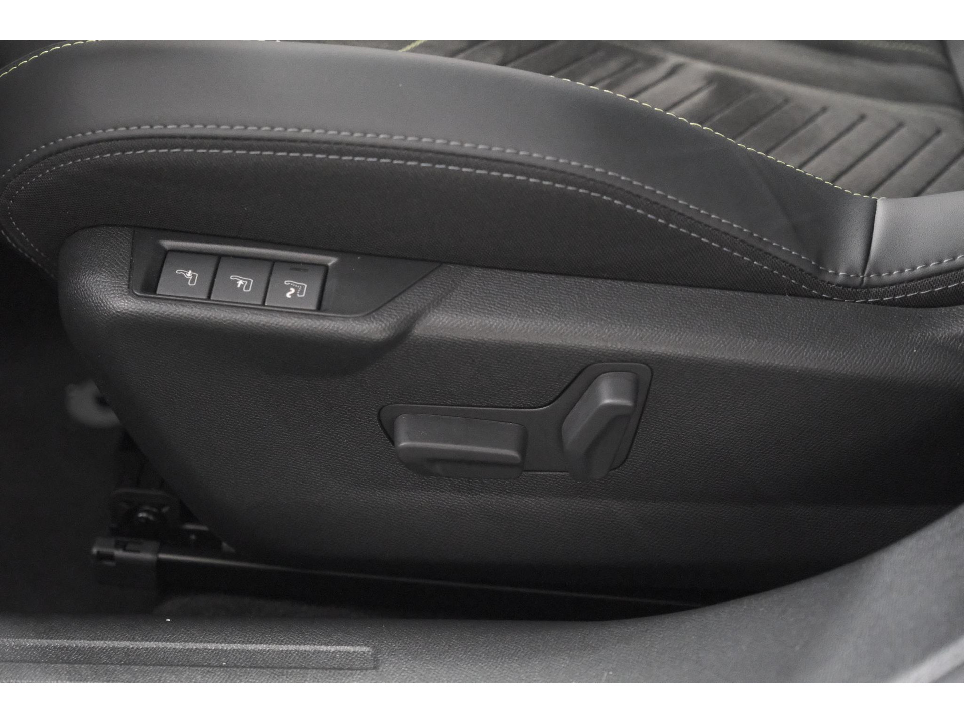 Peugeot 2008 PureTech 130 EAT8 GT | 360 Camera | Stoelmassage | Adaptieve Cruise Control | Dodehoekdetectie