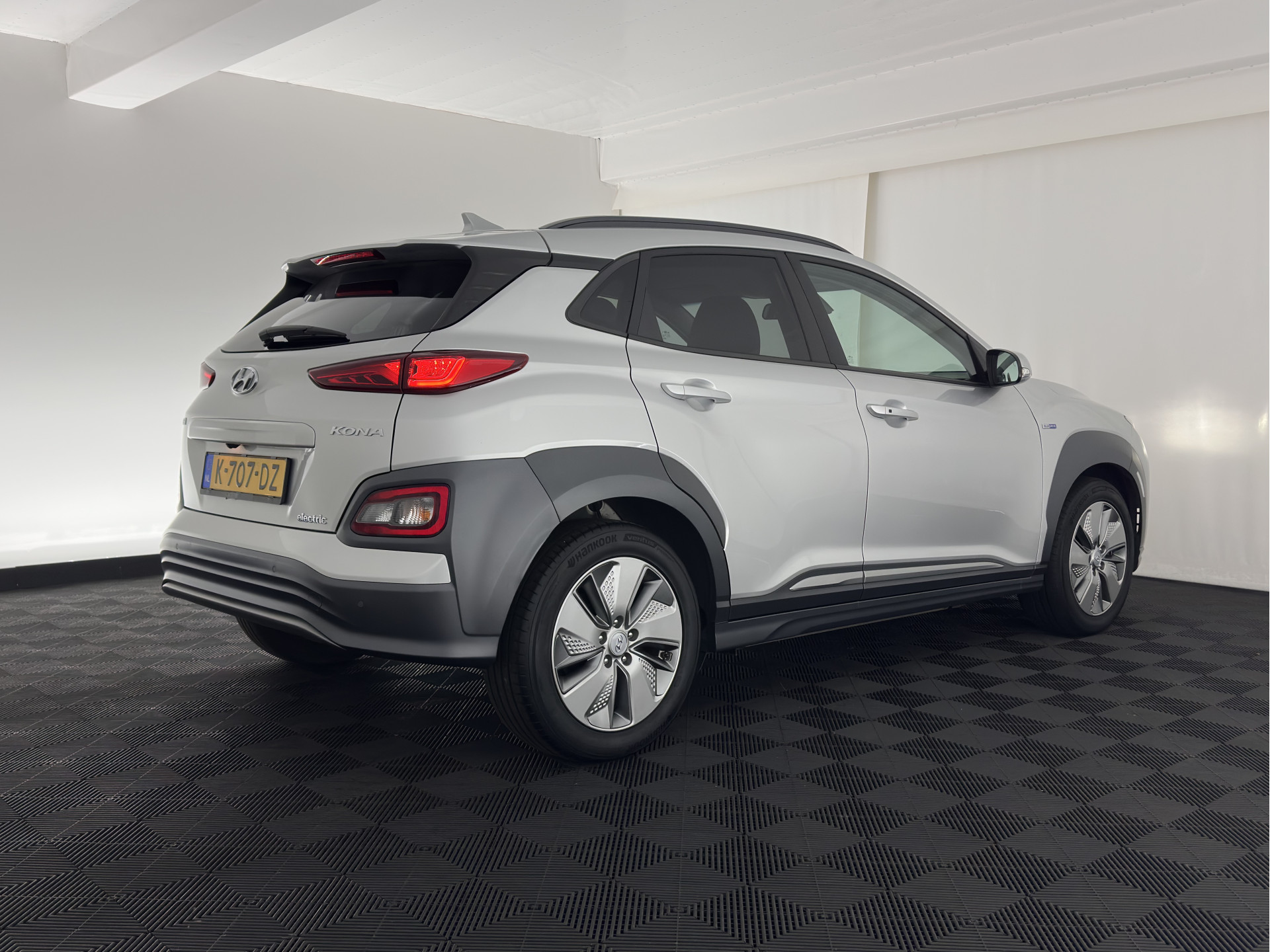 Hyundai Kona EV Fashion 64 kWh (3-Fase) {SOH-100%} (INCL-BTW)  Aut * HEATPUMP | NAVI-FULLMAP | LEATHER-FABRIC | KEYLESS | CAMERA | DAB | ECC | PDC | ADAPTIVE-CRUISE | LANE-ASSIST | HEATED SEATS | PRIVACY-GLASS | HEAD-UP | SHIFT-PADDLES | 17"A
