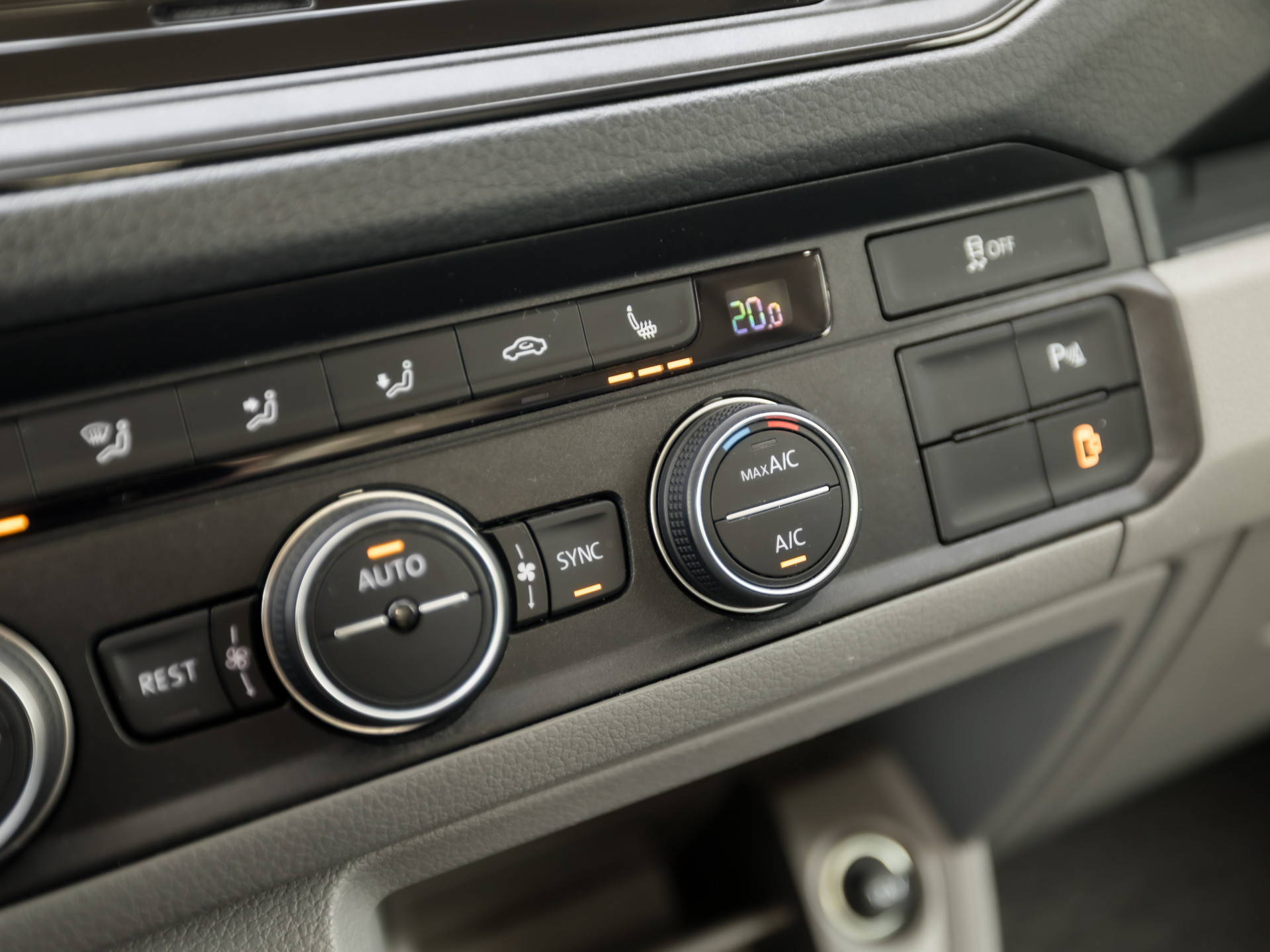 Volkswagen Crafter Grand California XXL 177Pk Automaat (LED KOPLAMPEN, STOELVERWARMING, KEUKEN, CENTRALE VERWARMING, KOELKAST, TOILET, DOUCHE, THULE ZONNESCHERM, FIETSENDRAGER, ZOET WATER)