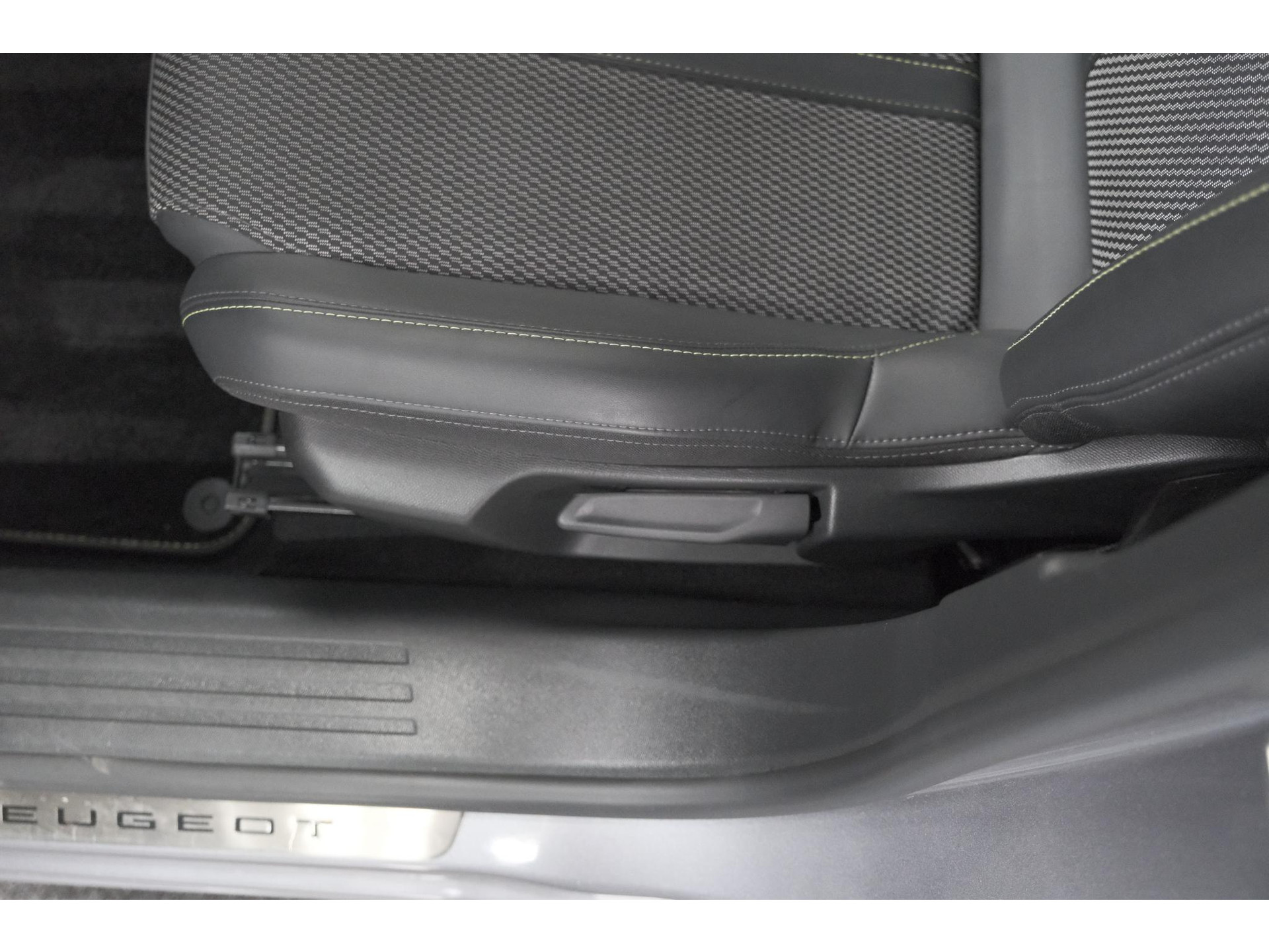 Peugeot 2008 PureTech 130 EAT8 GT | 360 Camera | Adaptieve Cruise Control | Dodehoekdetectie | Navigatie