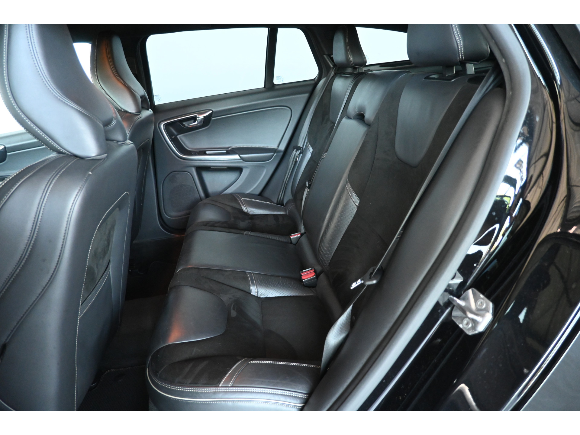 Volvo V60 2.0 D3 Nordic R-Design Automaat Clima Trekhaak Navigatie Cruise control Inruil Mogelijk!