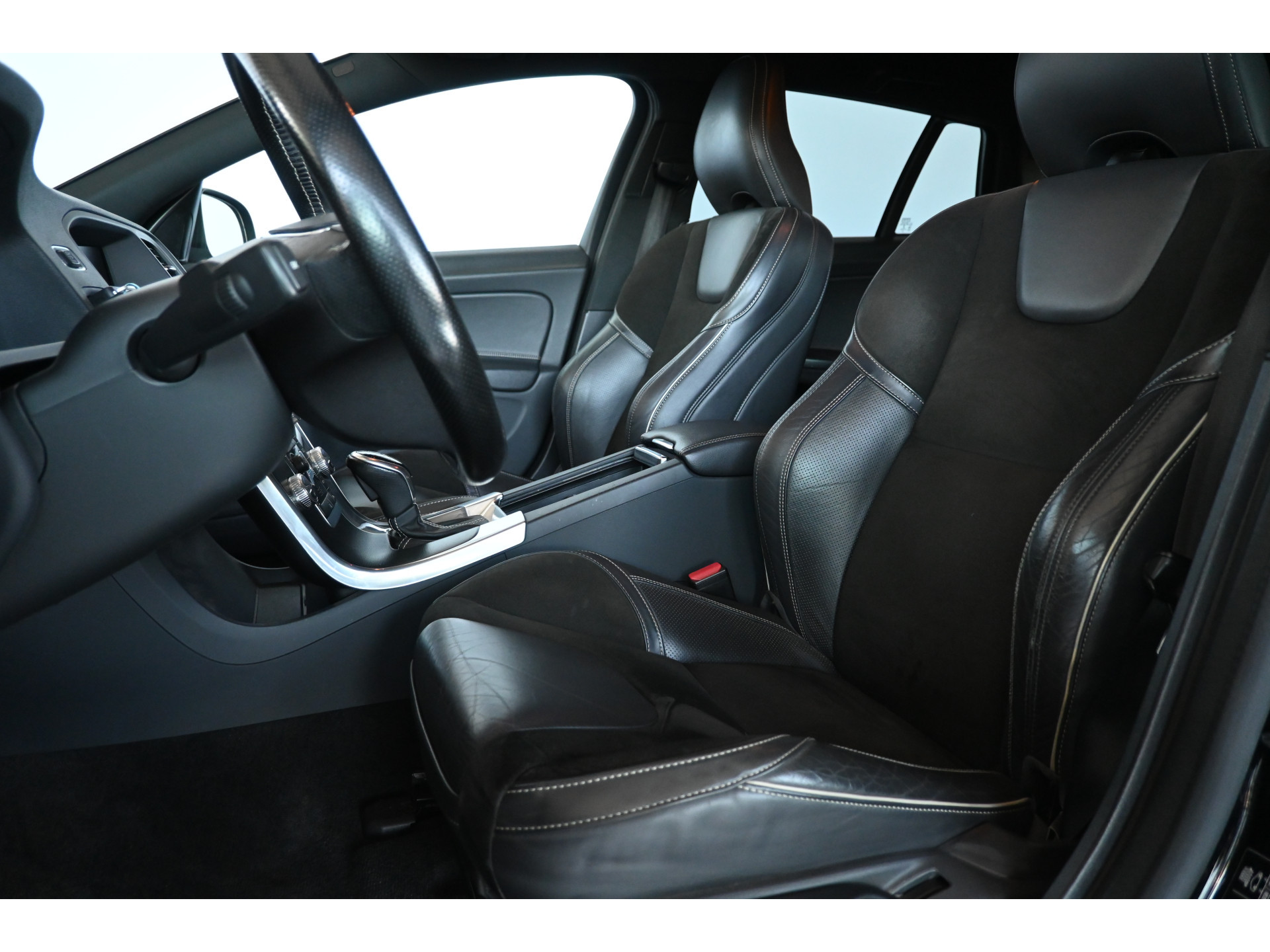 Volvo V60 2.0 D3 Nordic R-Design Automaat Clima Trekhaak Navigatie Cruise control Inruil Mogelijk!