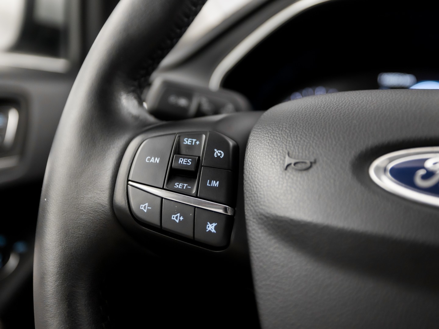 Ford Focus Wagon 1.0 EcoBoost Titanium Sport (APPLE CARPLAY, GROOT NAVI, STUUR/STOELVERWARMING, KEYLESS, SPORTSTOELEN, GETINT GLAS, LM VELGEN, CRUISE, NIEUWSTAAT)
