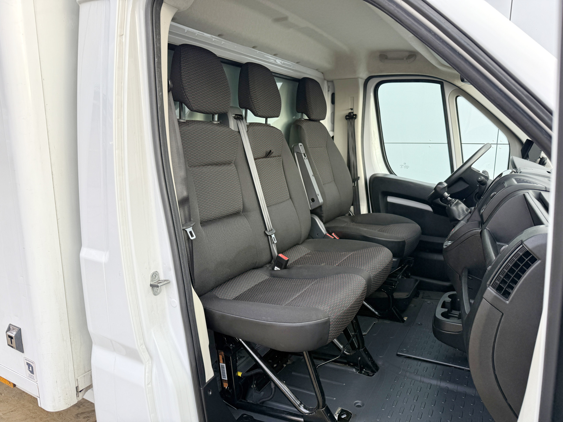 Peugeot Boxer 2.2 HDI 165PK Laadklep Bakwagen Cruise Control Climate Control Camera Carplay Standkachel LED Koffer Meubelbak