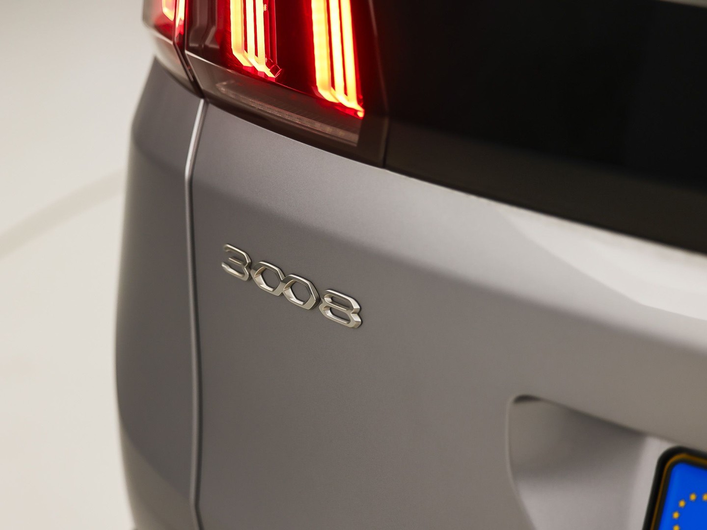 Peugeot 3008 1.6 HYbrid 225 Allure Sport 225Pk Automaat (APPLE CARPLAY, GROOT NAVI, 360 CAMERA, LEDER, SPORTSTOELEN, KEYLESS, GETINT GLAS, ZWART HEMEL, NIEUWSTAAT)