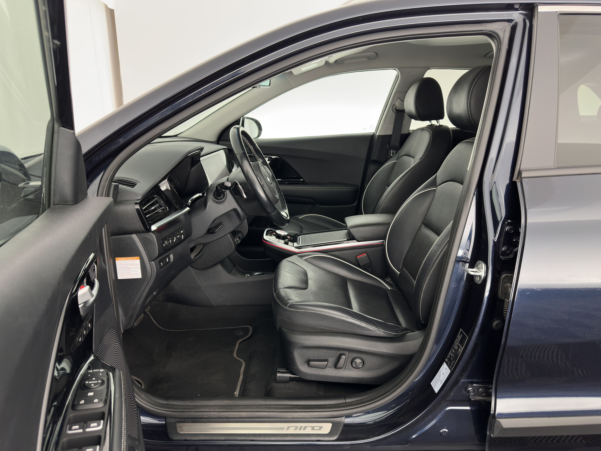 Kia e-Niro ExecutiveLine 64 kWh [ 3-Fase ] {SOH-100%} (INCL-BTW)  Aut.*HEATPUMP | LEATHER | FULL-LED | NAVI-FULLMAP | ADAPTIVE-CRUISE | CAMERA | MEMORY-PACK | LANE-ASSIST | KEYLESS | DIGI-COCKPIT | PRIVACY-GLASS | 17"ALU*