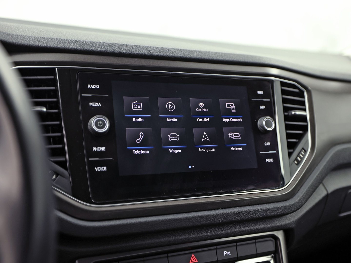 Volkswagen T-Roc 1.0 TSI Sport (APPLE CARPLAY, GROOT NAVI, CLIMATE, STOELVERWARMING, TREKHAAK, SPORTSTOELEN, PARKEERSENSOREN, ADAPTIVE CRUISE, NIEUWSTAAT)