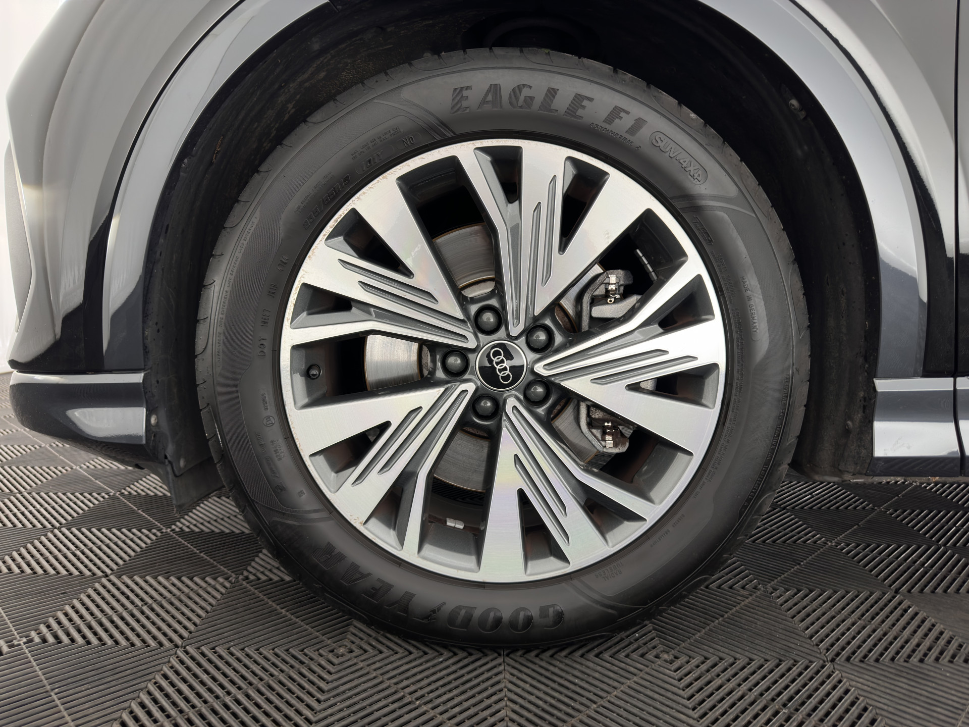 Audi Q4 e-tron 40 Launch edition Advanced Plus 77 kWh [3-Fase] {SOH-93%} (INCL-BTW) *HEATPUMP | ADAPT-CRUISE | MATRIX-LED | NAVI-FULLMAP | KEYLESS | CAMERA | DIGI-COCKPIT | DAB | AMBIENT-LIGHT | HEATED-SPORTSEATS | SHIFT-PADDLES | PRIVACY-GLASS | 19''ALU*