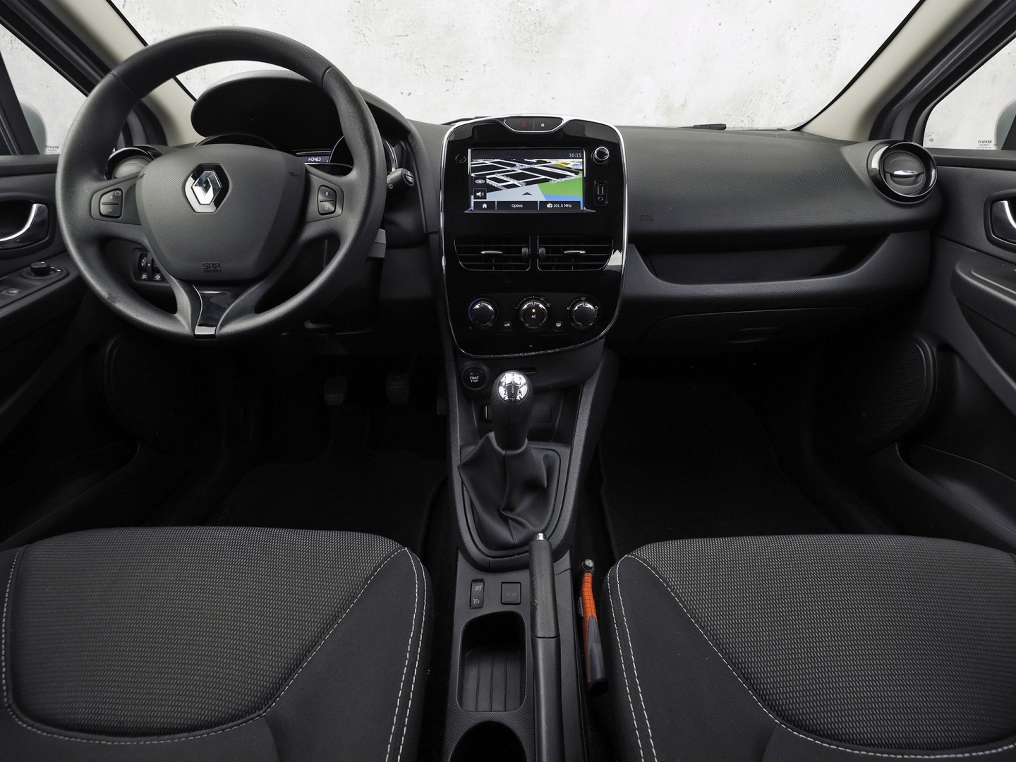 Renault Clio 0.9 TCe Sport (NAVIGATIE, CRUISE, TREKHAAK, SPORTSTOELEN, BLUETOOTH, NIEUWE APK, NIEUWSTAAT)