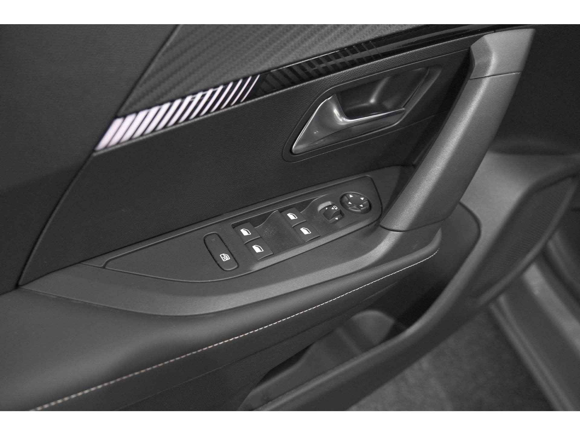 Peugeot 2008 PureTech 130 EAT8 Allure | 100% Benzine | Parkeersensoren Voor + Achter | Apple CarPlay | Climate Control