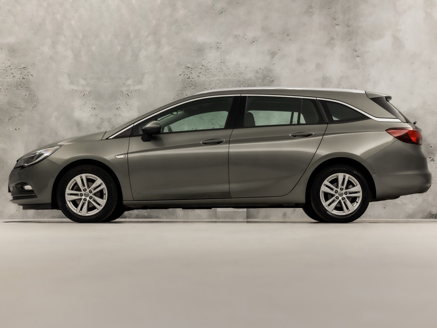 Opel Astra Sports Tourer 1.4 Turbo Innovation Sport 150Pk Automaat (APPLE CARPLAY, NAVIGATIE, CAMERA, STUUR/STOELVERWARMING, SPORTSTOELEN, ADAPTIVE CRUISE, LM VELGEN, NIEUWSTAAT)