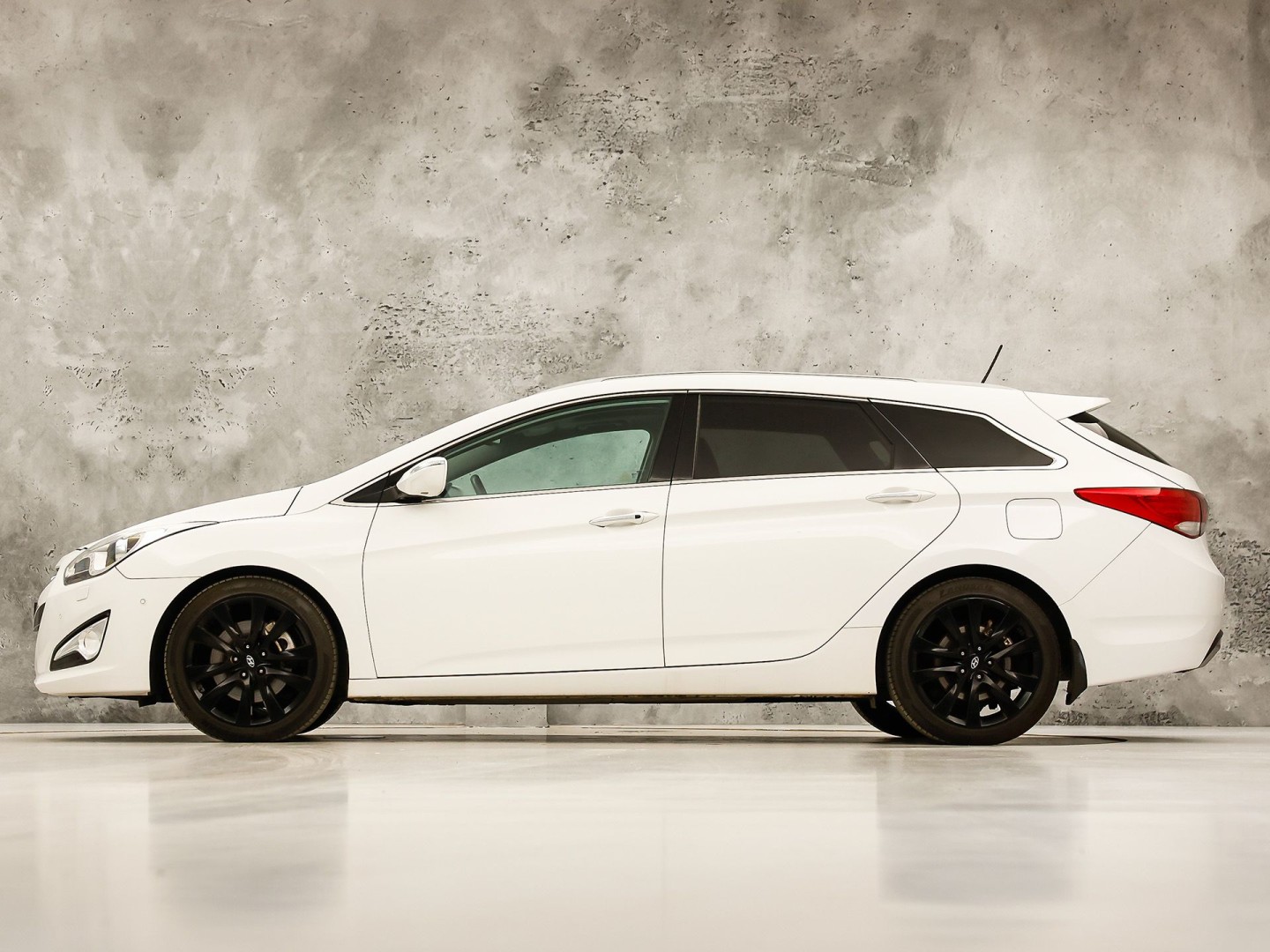 Hyundai i40 Wagon 2.0 GDI i-Catcher 177Pk Automaat (PANORAMADAK, NAVIGATIE, CAMERA, GETINT GLAS, STOELVERWARMING, ELEK SPORTSTOELEN, CRUISE, XENON, NIEUWSTAAT)
