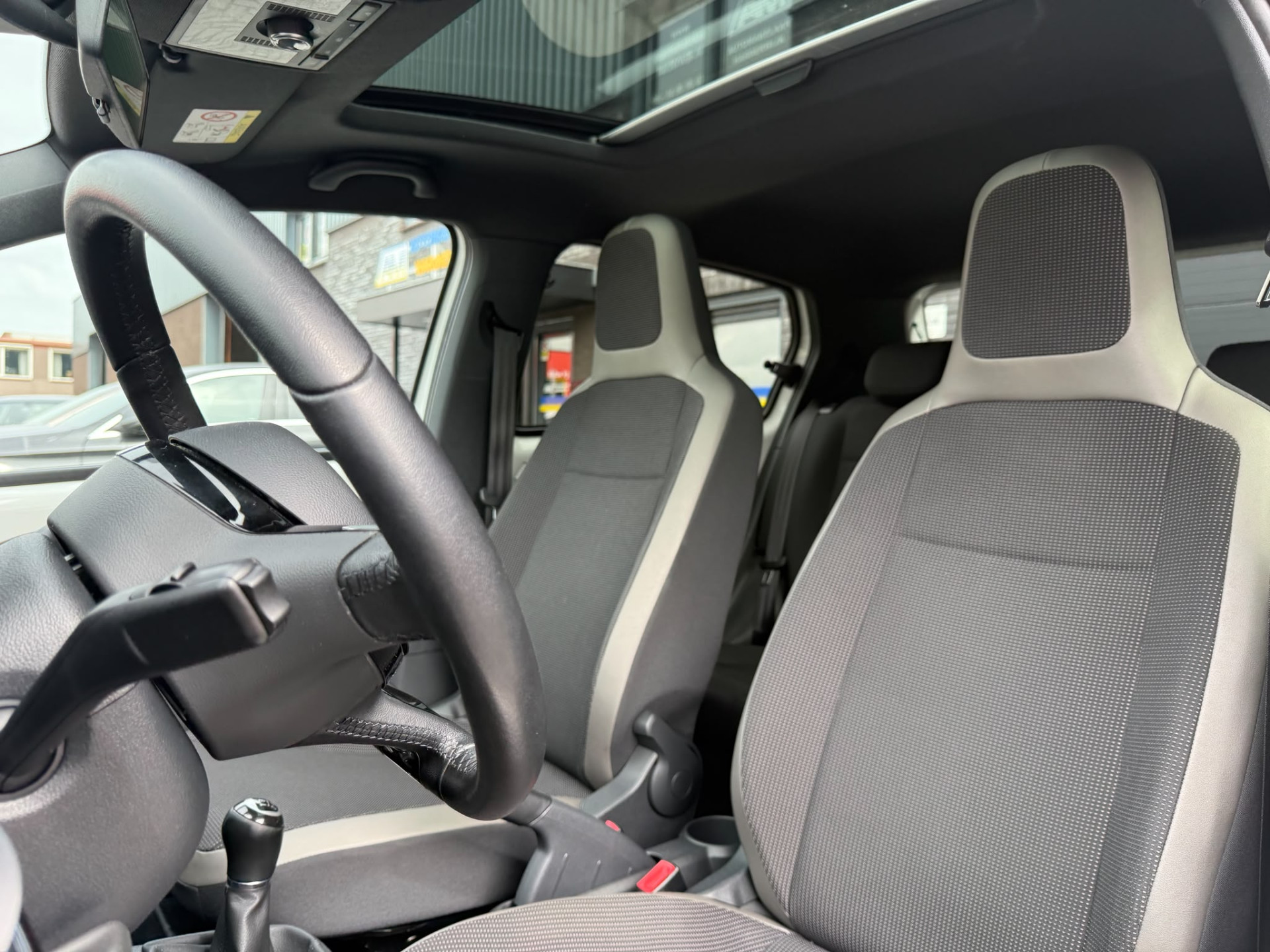 Volkswagen Up! 1.0 high up! BlueMotion | 2E EIGENAAR | 3/6/12MND GARANTIE | PANO | CRUISE | AIRCO | NAVI | FENDER AUDIO |