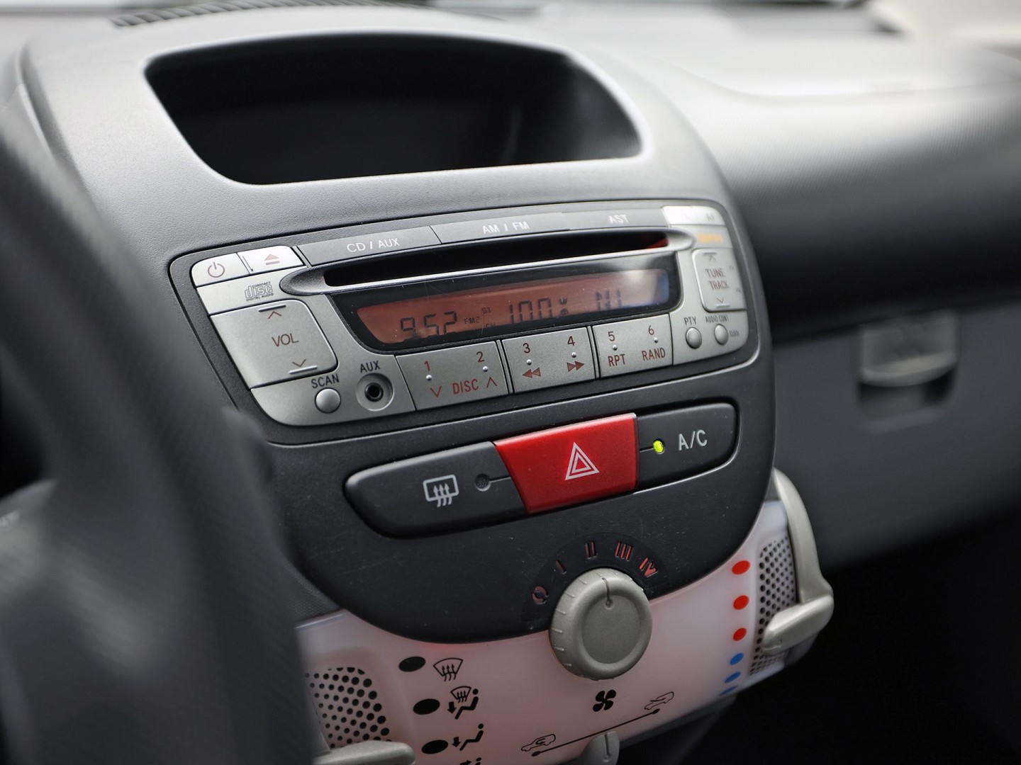 Peugeot 107 1.0-12V Sport (5 DEURS, AIRCO, TOERENTELLER, SPORTSTOELEN, RADIO, ELEK RAMEN, NIEUWE APK, NIEUWSTAAT)