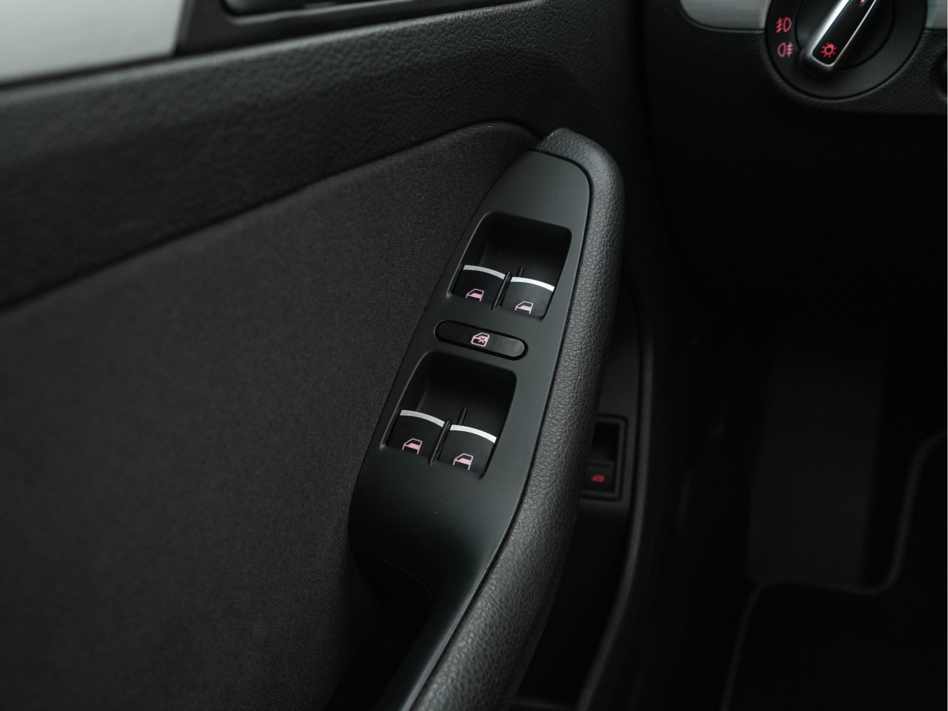 Volkswagen Jetta 1.4 TSI Hybrid Highline Executive-Pack Aut. *PANO | BI-XENON | NAVI-FULLMAP | CAMERA | HEATED-COMFORTSEATS | ECC | PDC | PRIVACY-GLASS | CRUISE | RADIO-CD | SHIFT-PADDLES | 17''ALU*