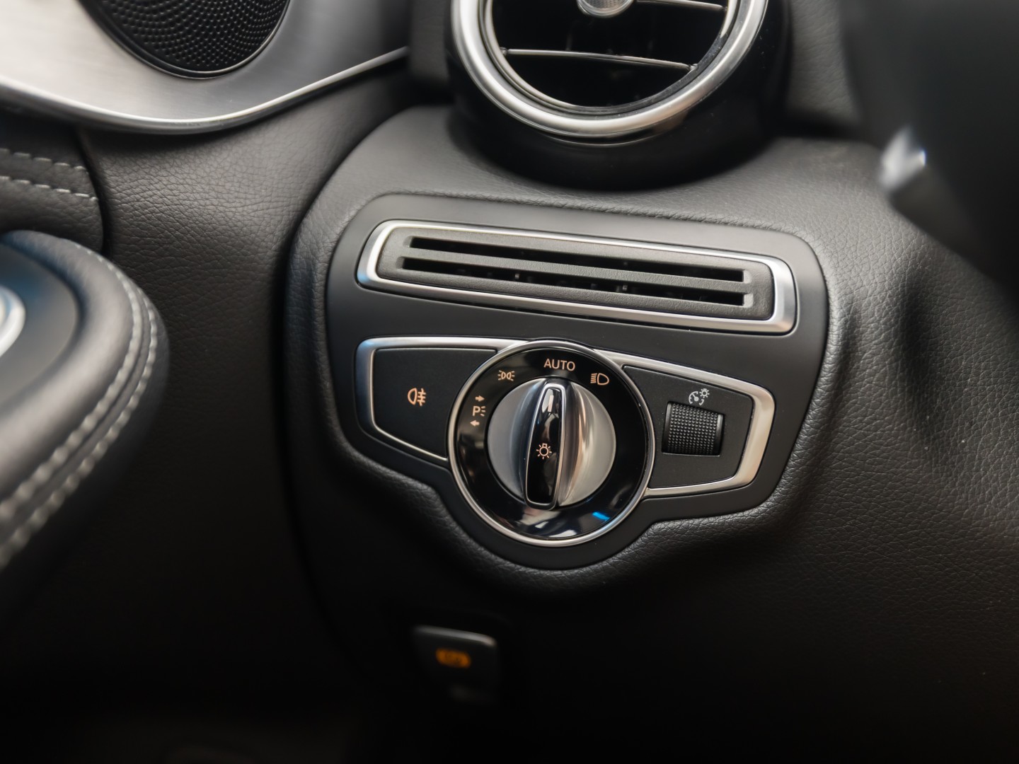 Mercedes-Benz C-Klasse 180 Sport 156Pk Automaat (NAVIGATIE, LEDER, SFEERVERLICHTING, GETINT GLAS, STOELVERWARMING, SPORTSTOELEN, CRUISE, NIEUWE APK, NIEUWSTAAT)